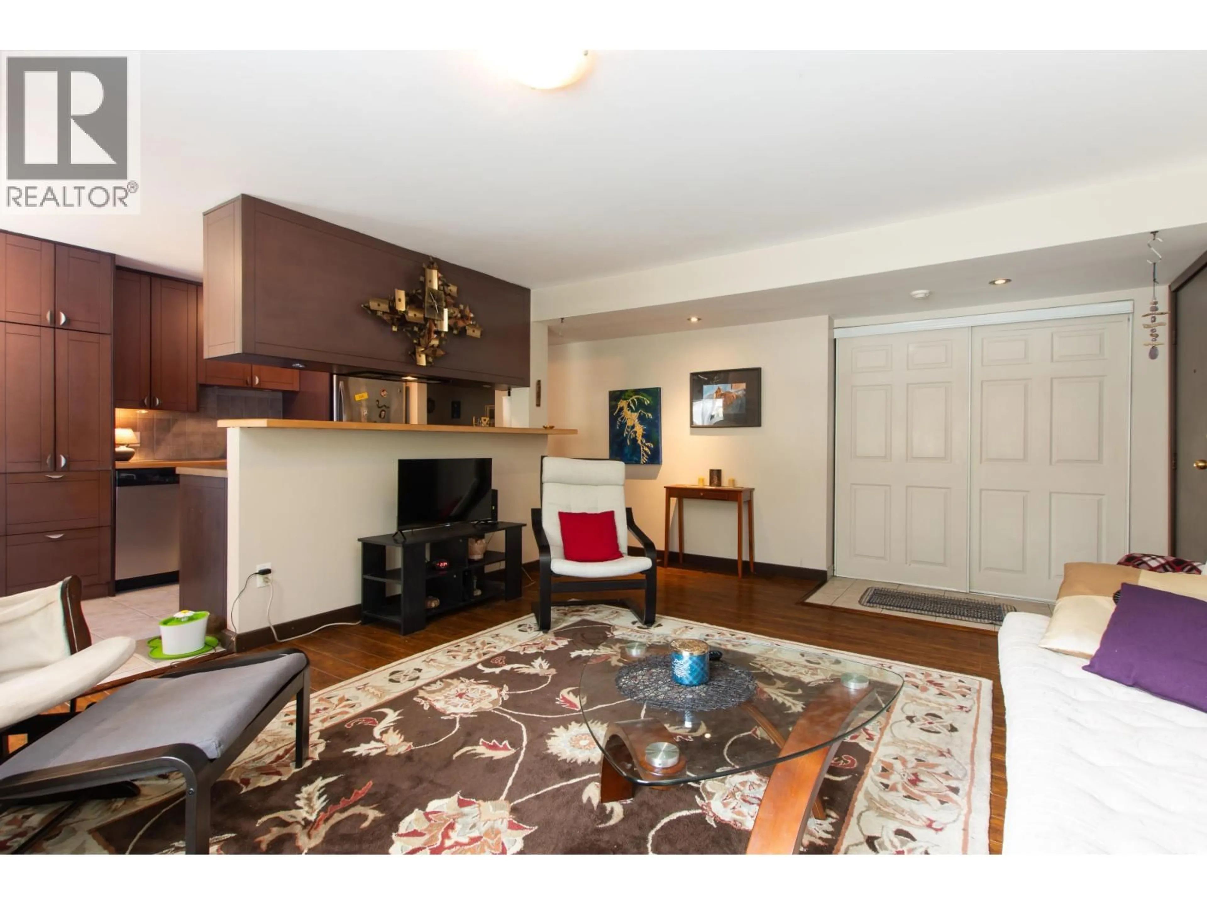 Living room with furniture, wood/laminate floor for 25 - 38175 WESTWAY AVENUE, Squamish British Columbia V8B0Y4