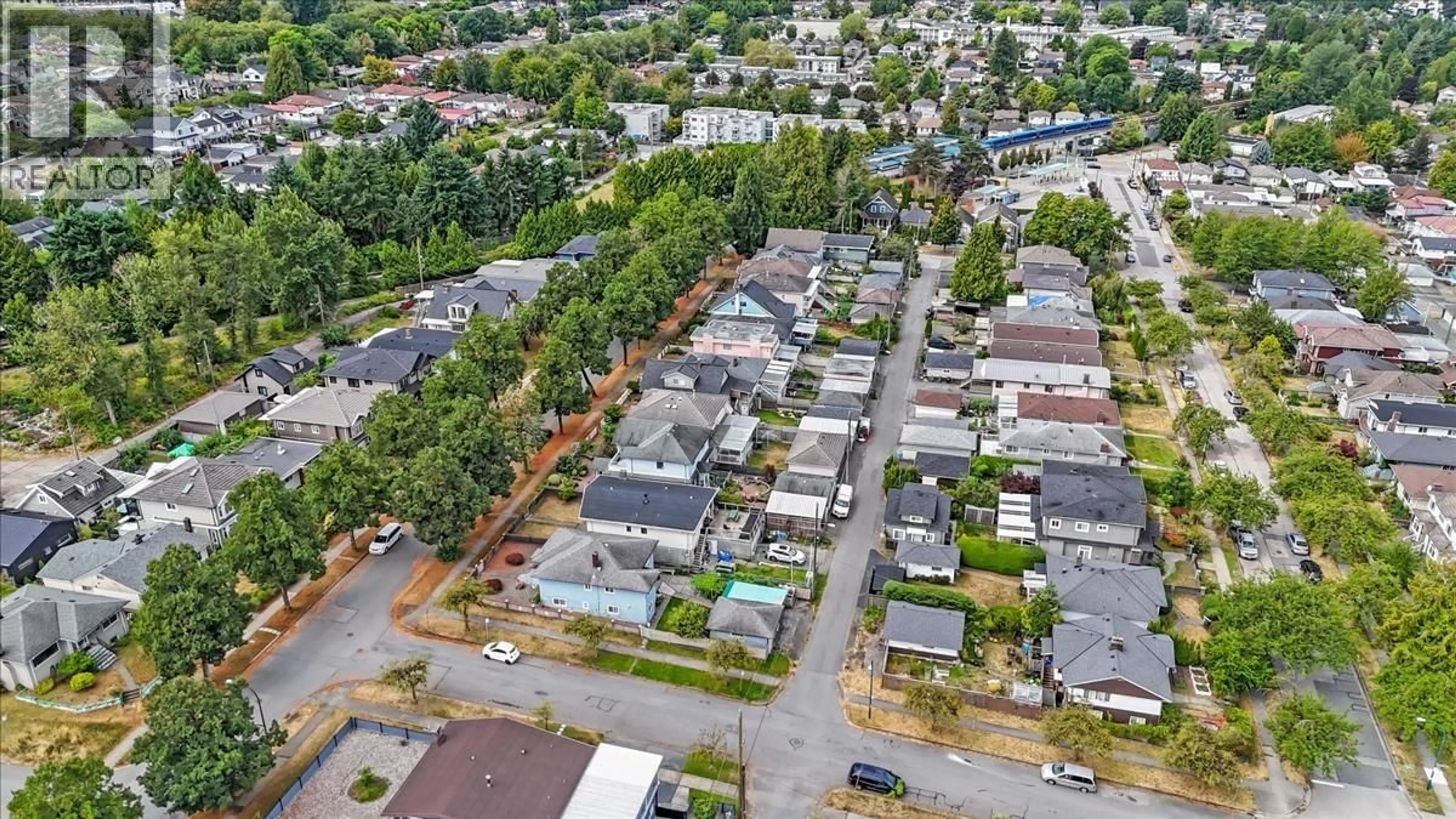A pic from outside/outdoor area/front of a property/back of a property/a pic from drone, street for 2593 25TH AVENUE, Vancouver British Columbia V5R1H2
