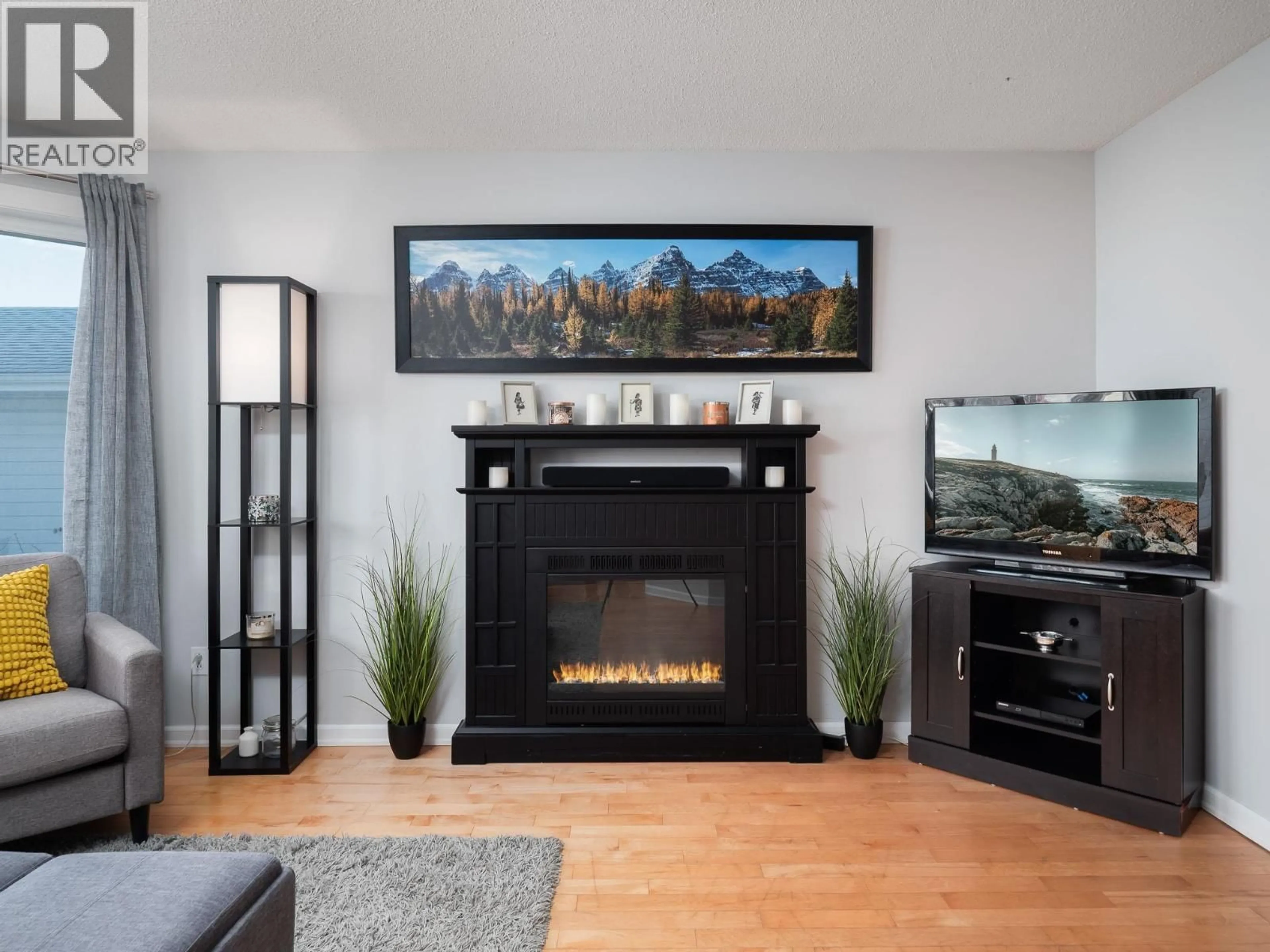 Living room with furniture, wood/laminate floor for 3051 SETON CRESCENT, Prince George British Columbia V2K4T7