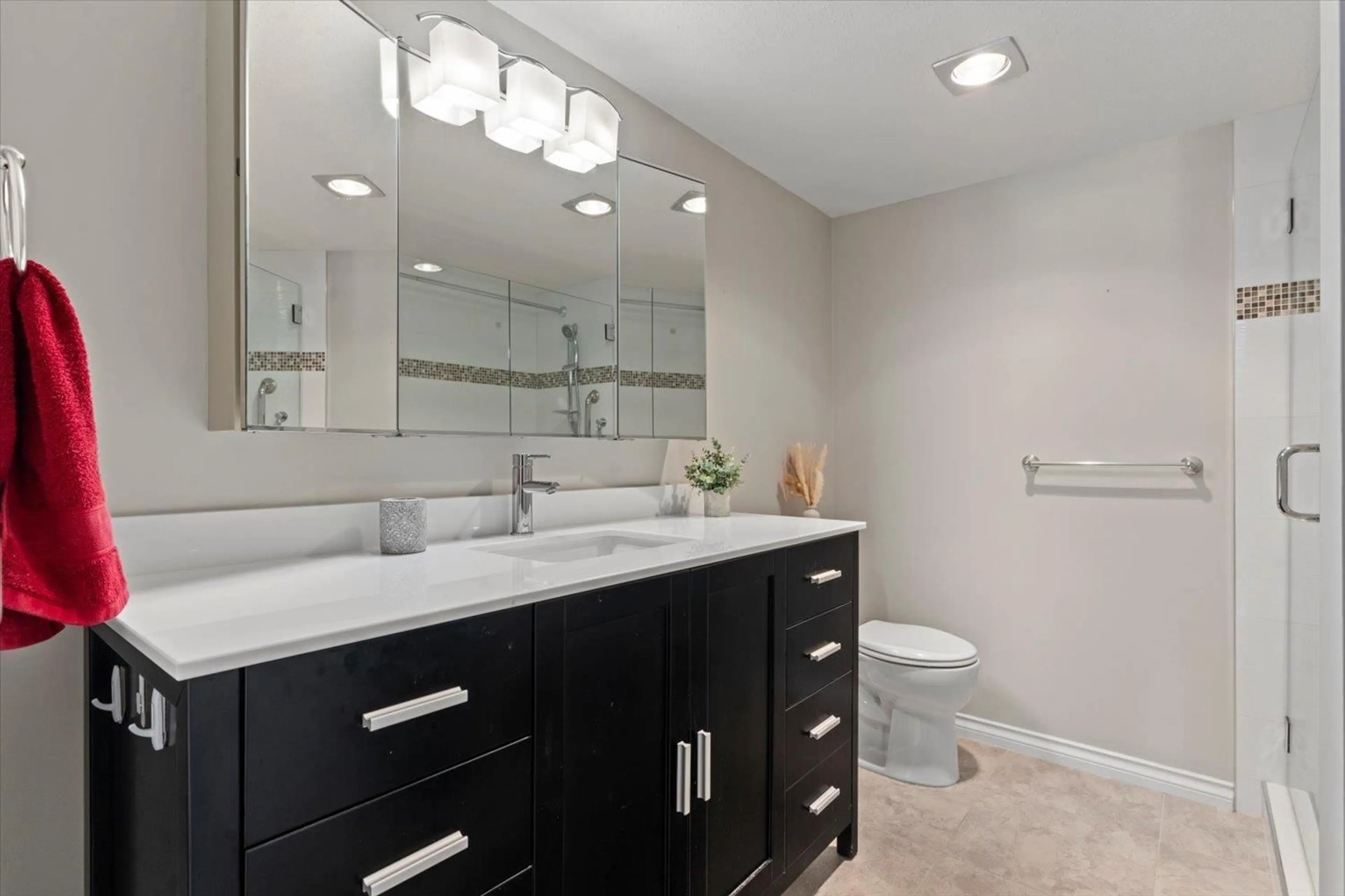 Contemporary bathroom, ceramic/tile floor for 202 - 32055 OLD YALE ROAD, Abbotsford British Columbia V2T2C8