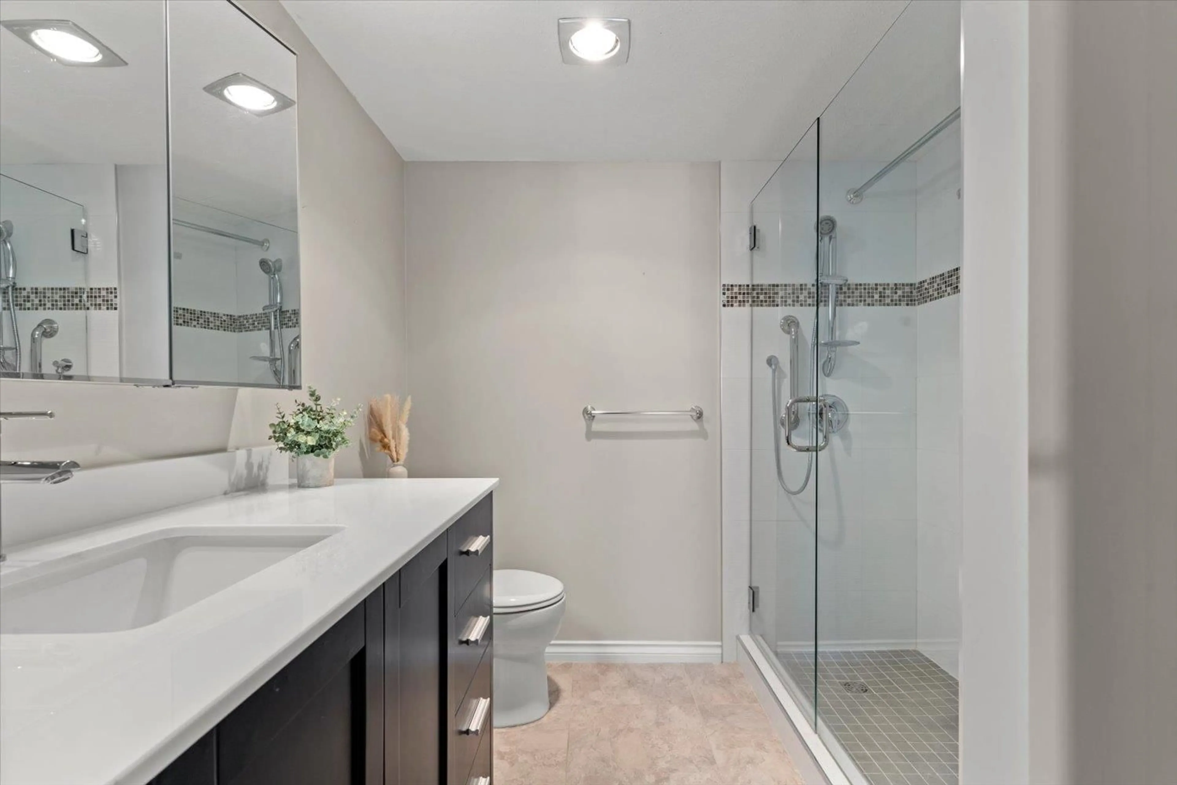 Contemporary bathroom, ceramic/tile floor for 202 - 32055 OLD YALE ROAD, Abbotsford British Columbia V2T2C8