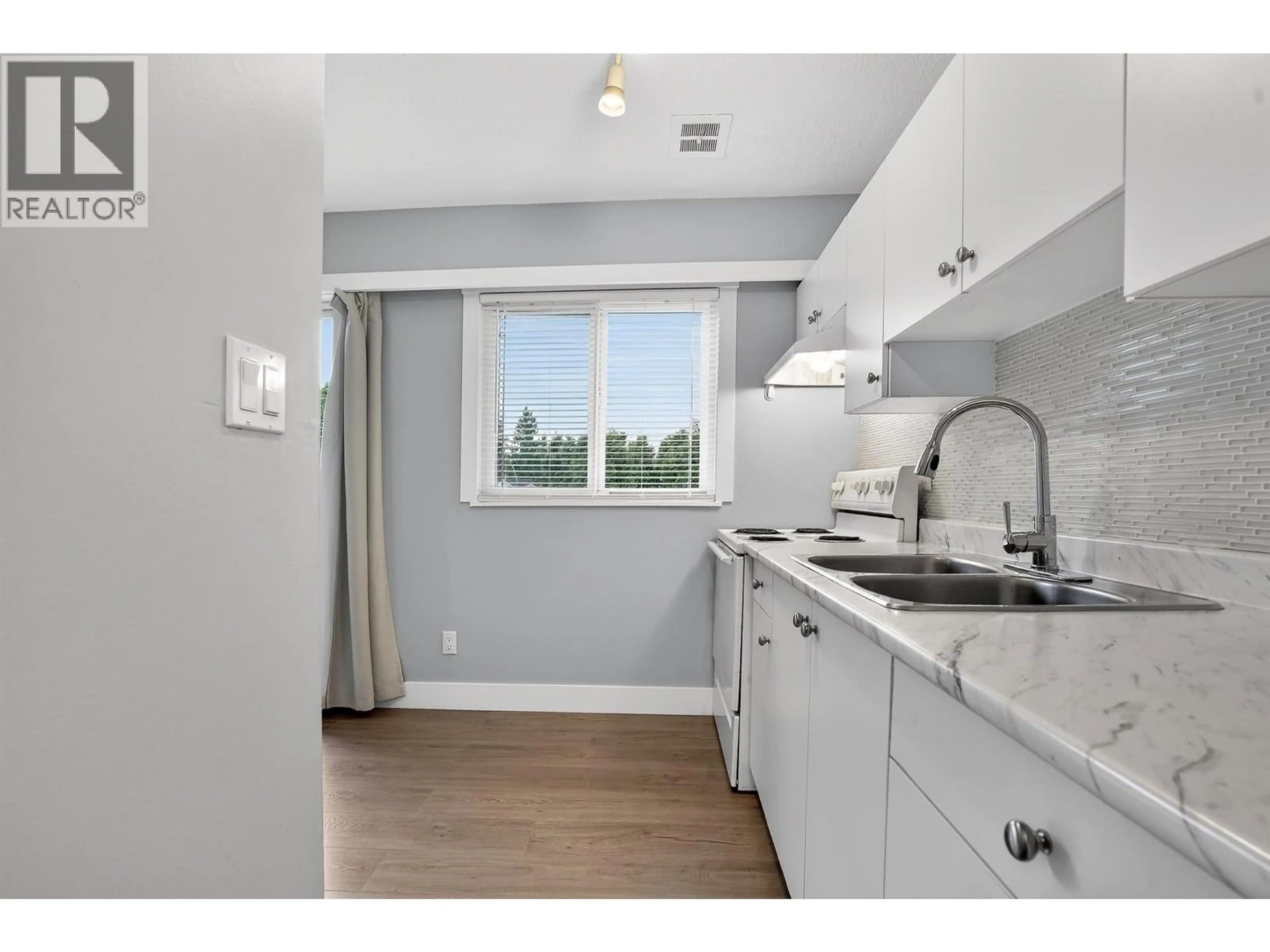 Standard kitchen, unknown for 18 - 21555 DEWDNEY TRUNK ROAD, Maple Ridge British Columbia V2X3G6