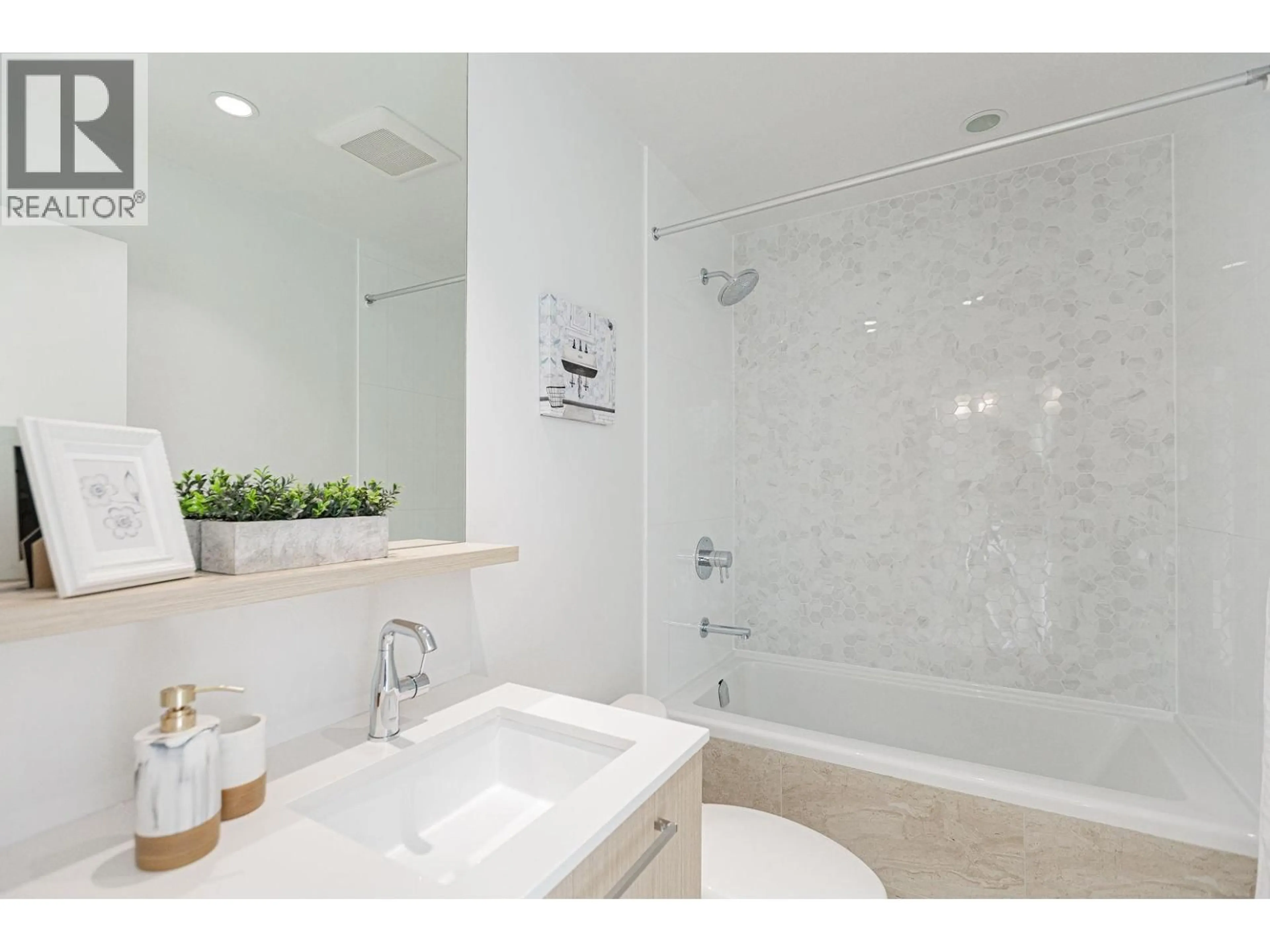 Contemporary bathroom, ceramic/tile floor for 3907 - 567 CLARKE ROAD, Coquitlam British Columbia V3J0K7