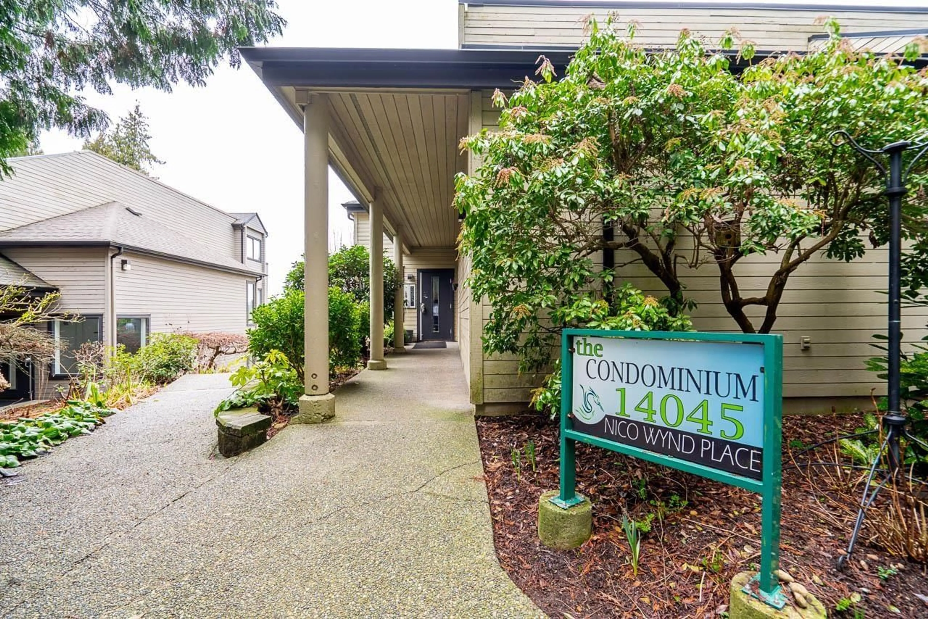 Indoor foyer for 7 - 14045 NICO WYND PLACE, Surrey British Columbia V4P1J2