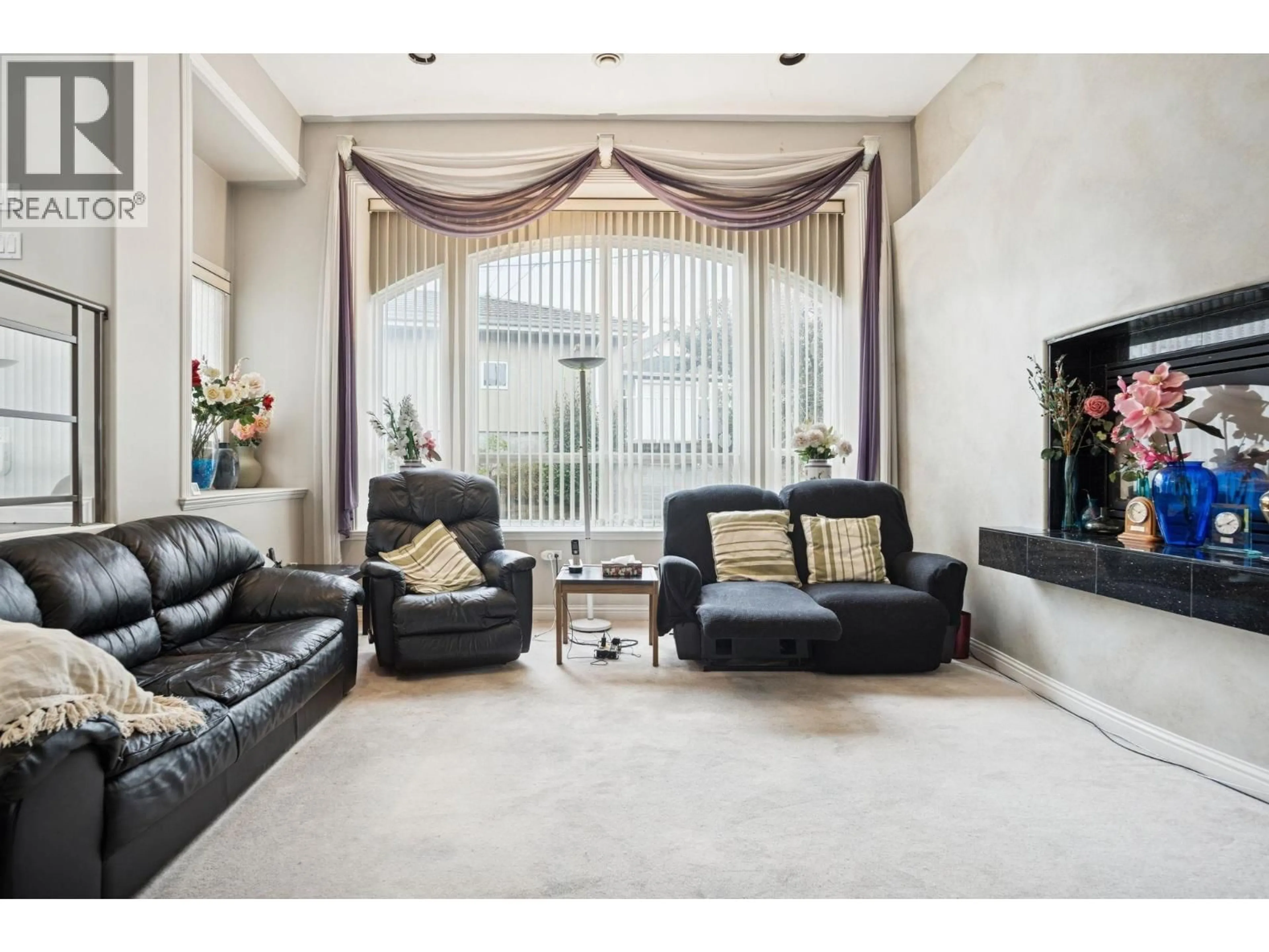 Living room with furniture, unknown for 2085 QUALICUM DRIVE, Vancouver British Columbia V5P2M3