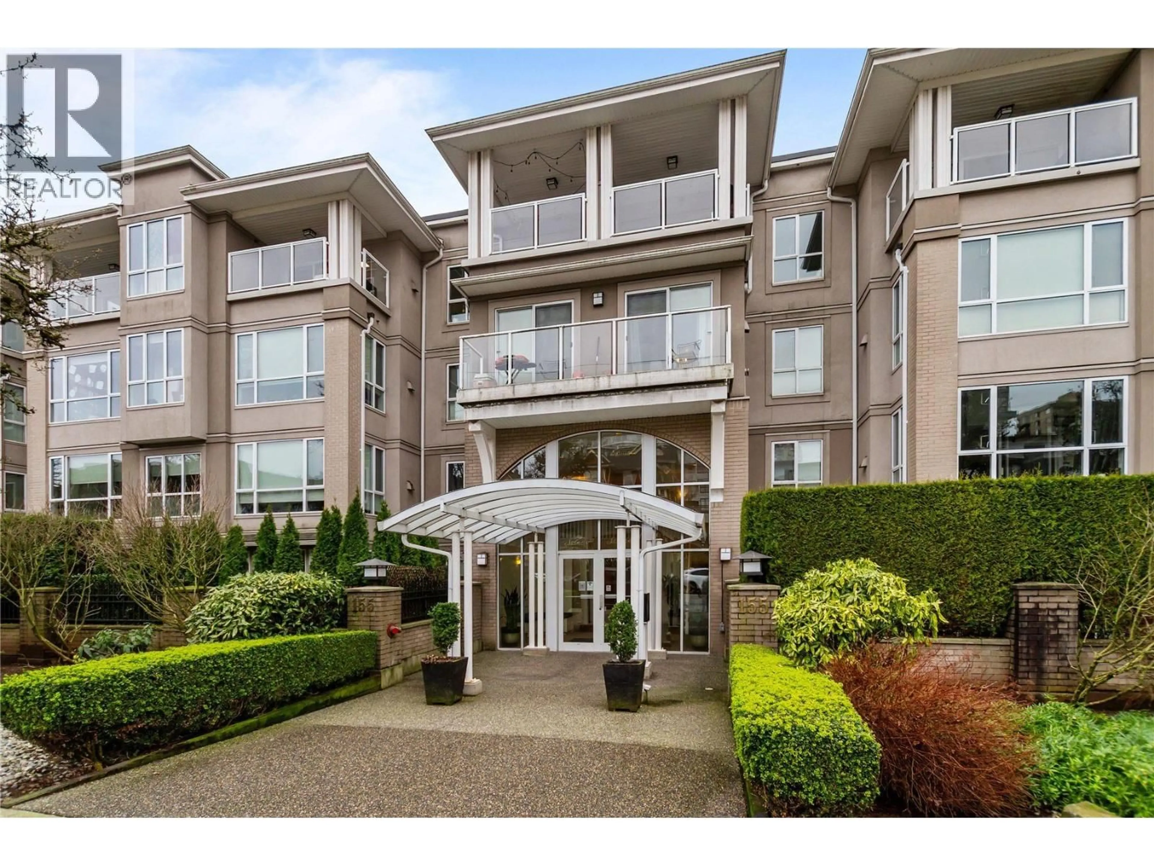 Indoor foyer for 204 - 155 3RD STREET, North Vancouver British Columbia V7L1E5