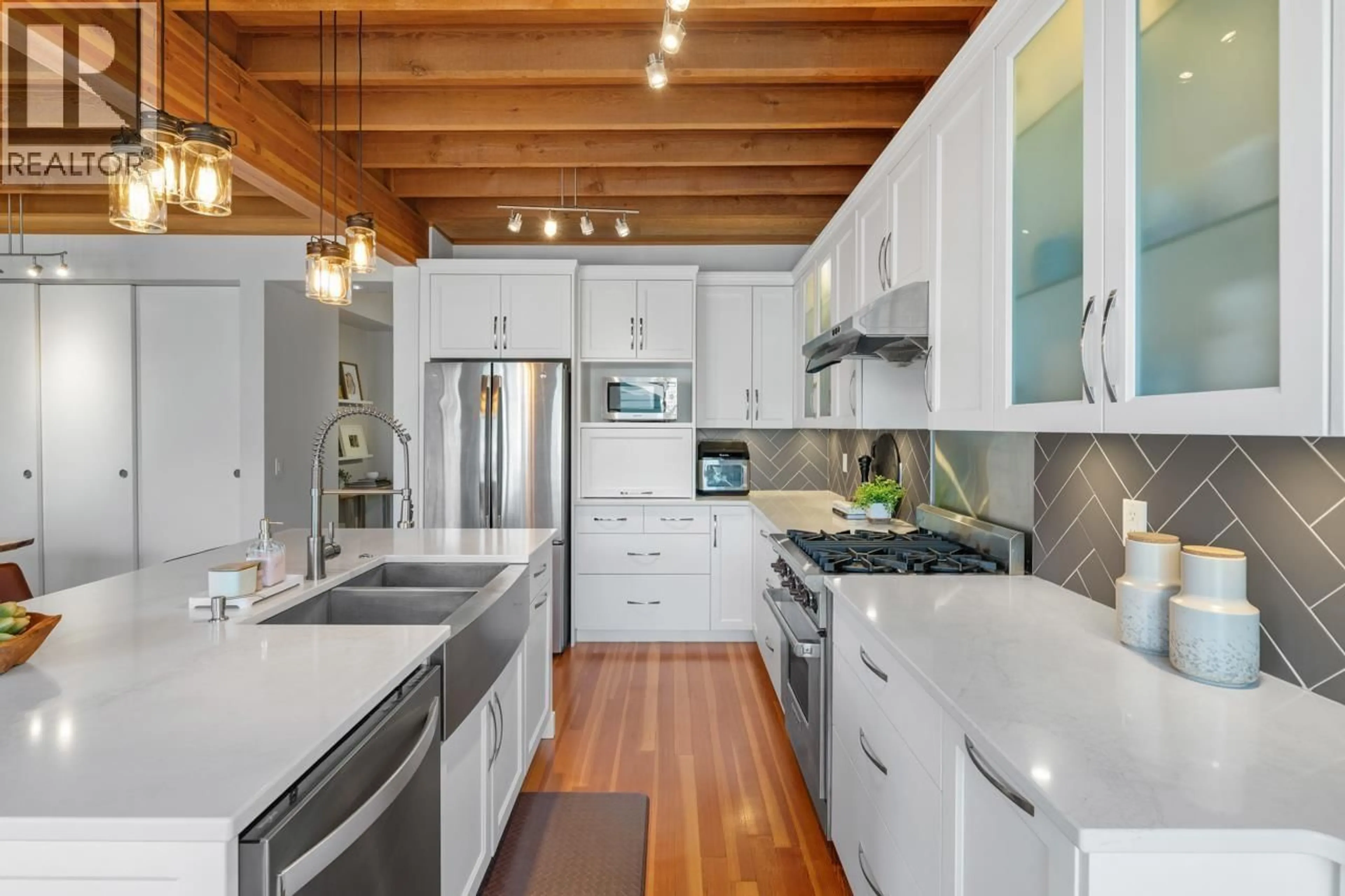 Contemporary kitchen, unknown for 245 HOLLY AVENUE, New Westminster British Columbia V3M0B3