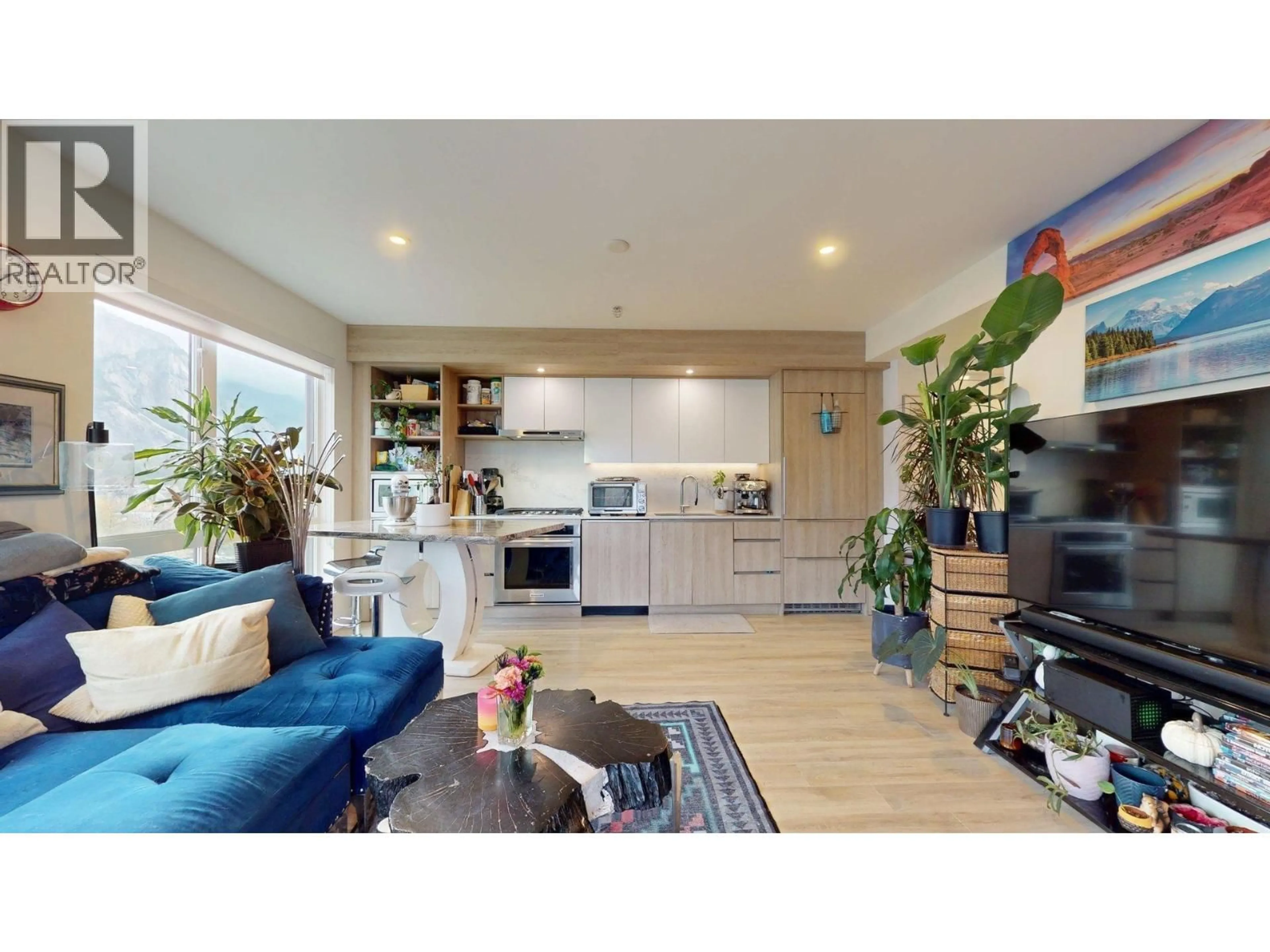 Open concept kitchen, wood/laminate floor for 604 - 38362 BUCKLEY AVENUE, Squamish British Columbia V8B0J8