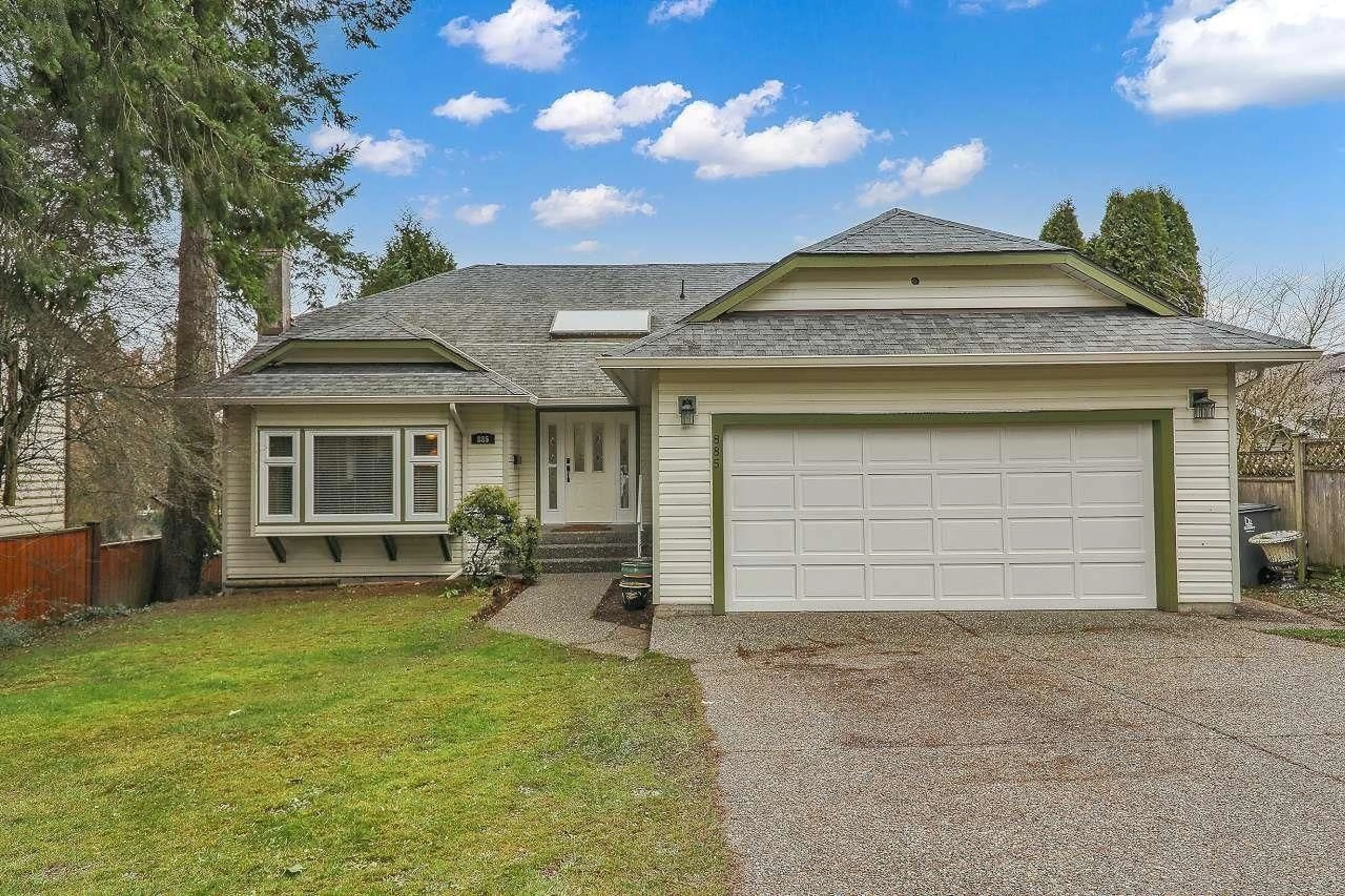 Home with vinyl exterior material, street for 885 164 STREET, Surrey British Columbia V4A4Y4