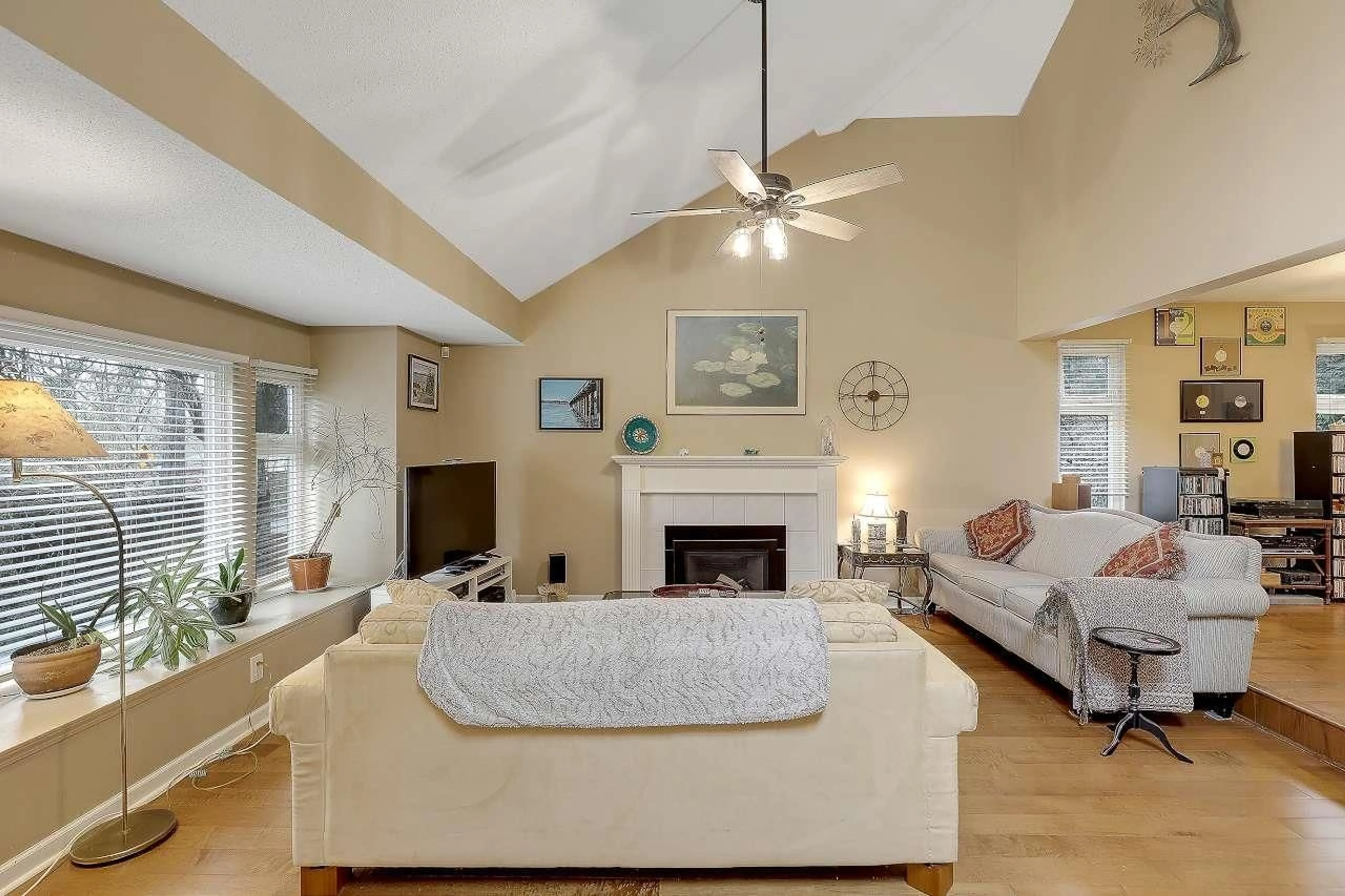 Living room with furniture, unknown for 885 164 STREET, Surrey British Columbia V4A4Y4