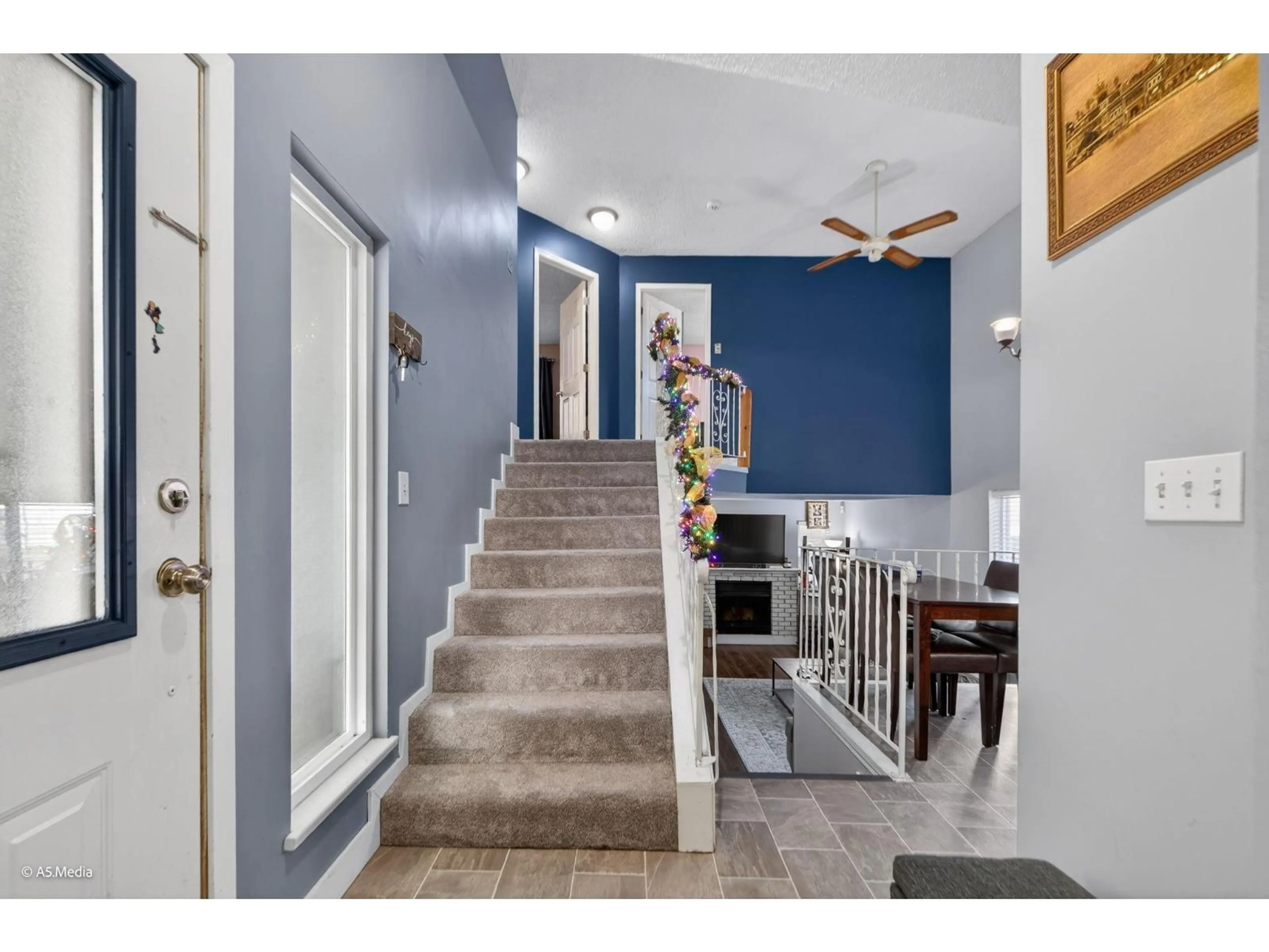 Indoor foyer for 12235 80A AVENUE, Surrey British Columbia V3W7R8