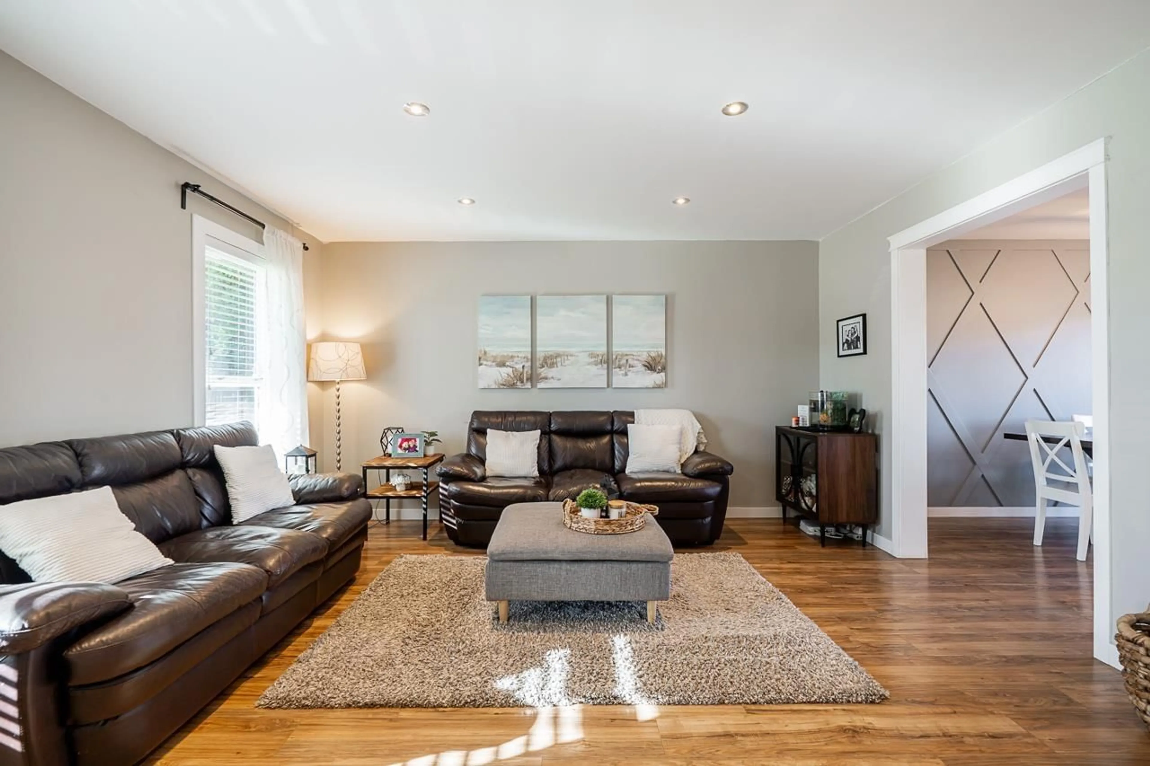 Living room with furniture, wood/laminate floor for 21229 95 AVENUE, Langley British Columbia V1M1M9