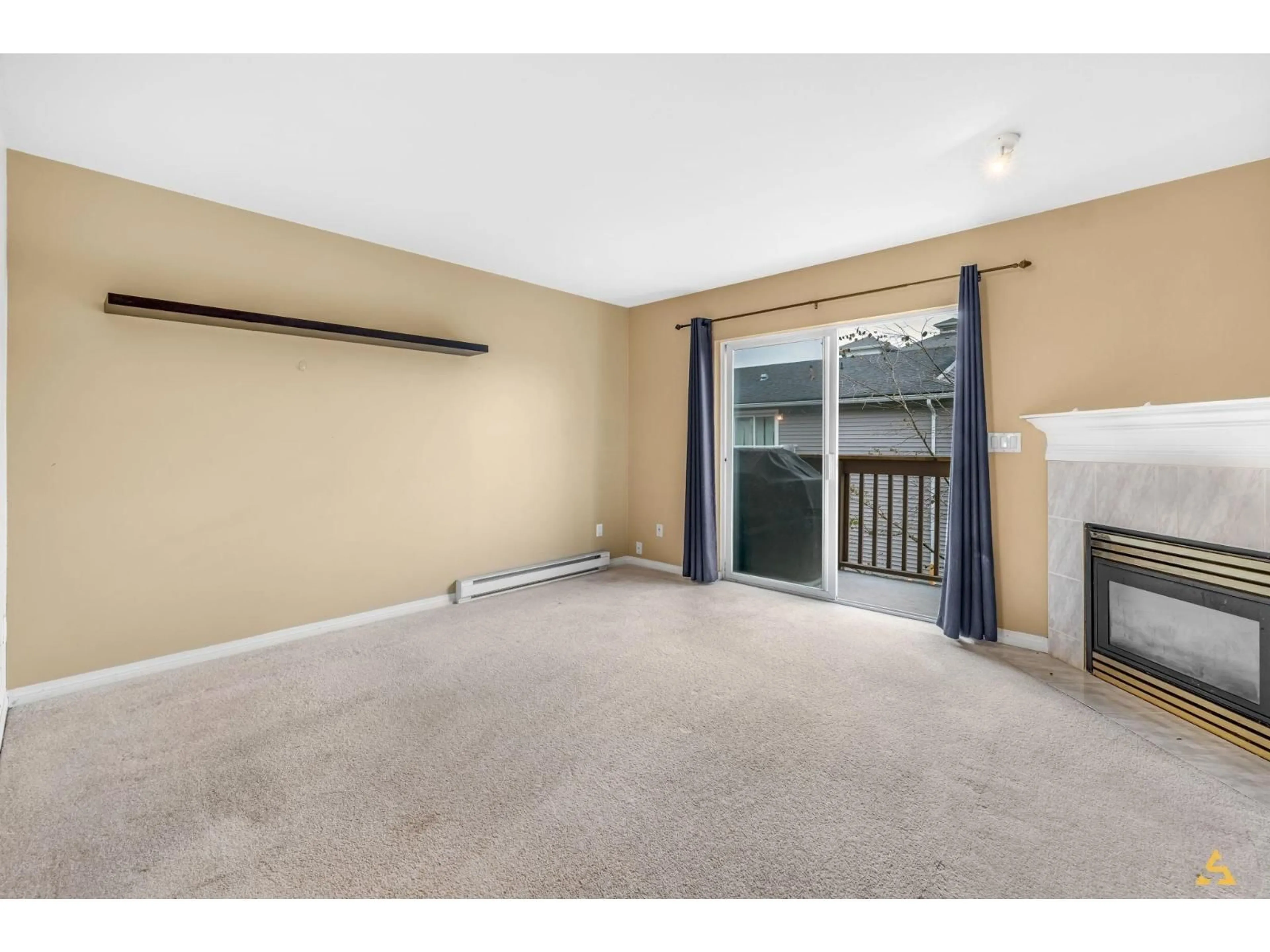 A pic of a room for 112 - 19700 56 AVENUE, Langley British Columbia V3A3X6