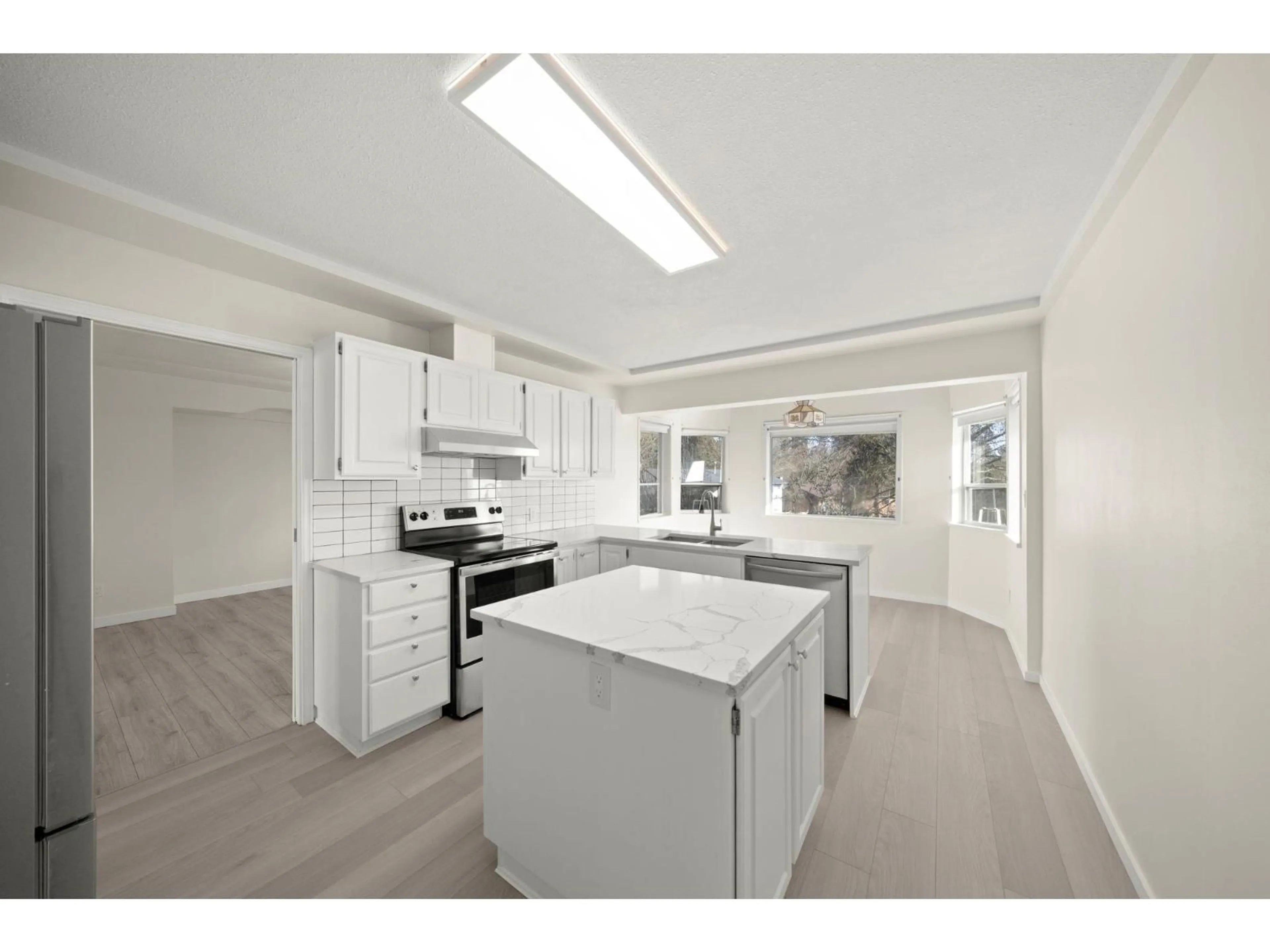 Open concept kitchen, unknown for 13285 98 AVENUE, Surrey British Columbia V3T5N1