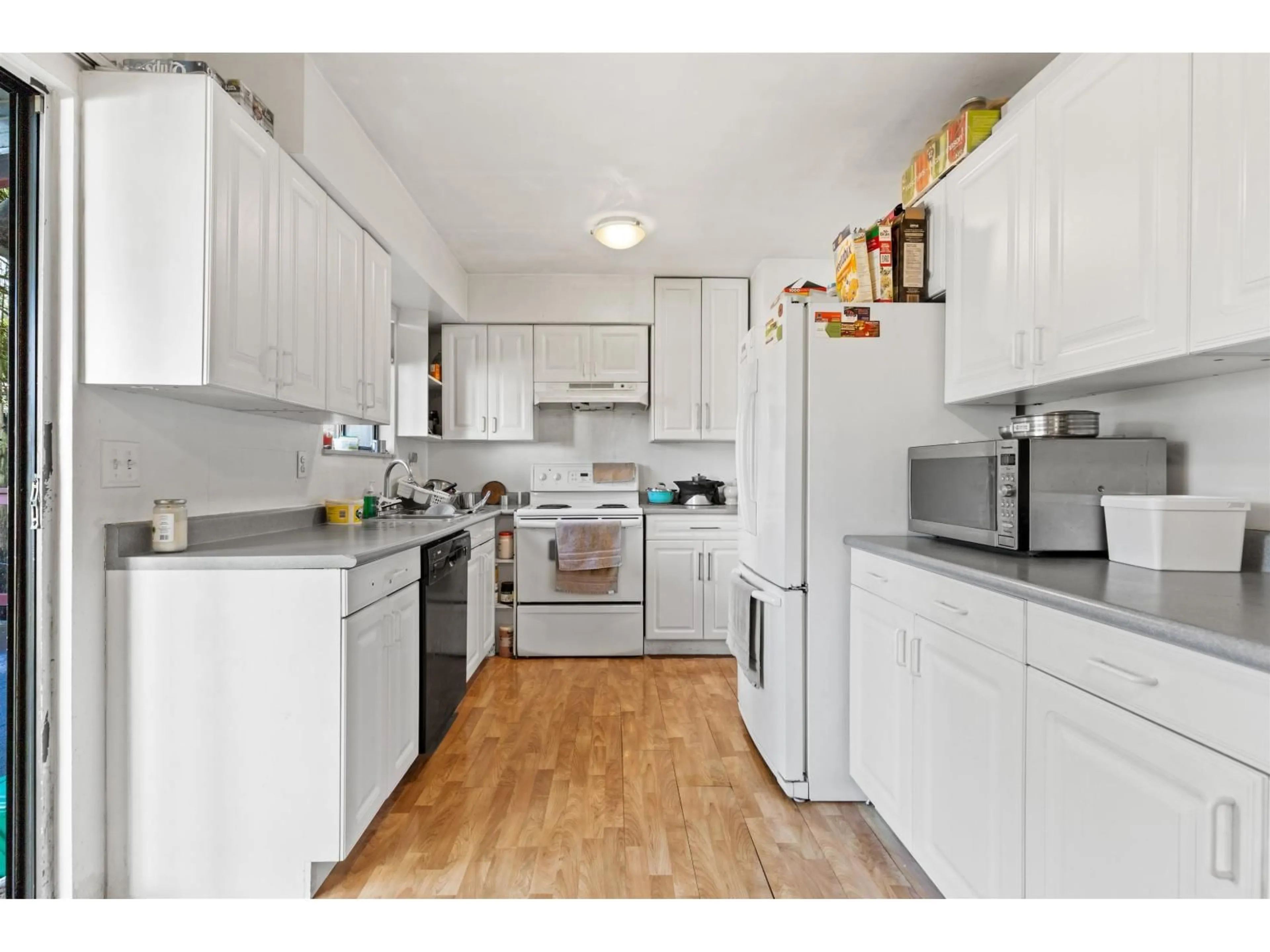 Standard kitchen, unknown for 8666 AUGUST DRIVE, Surrey British Columbia V3S5A2