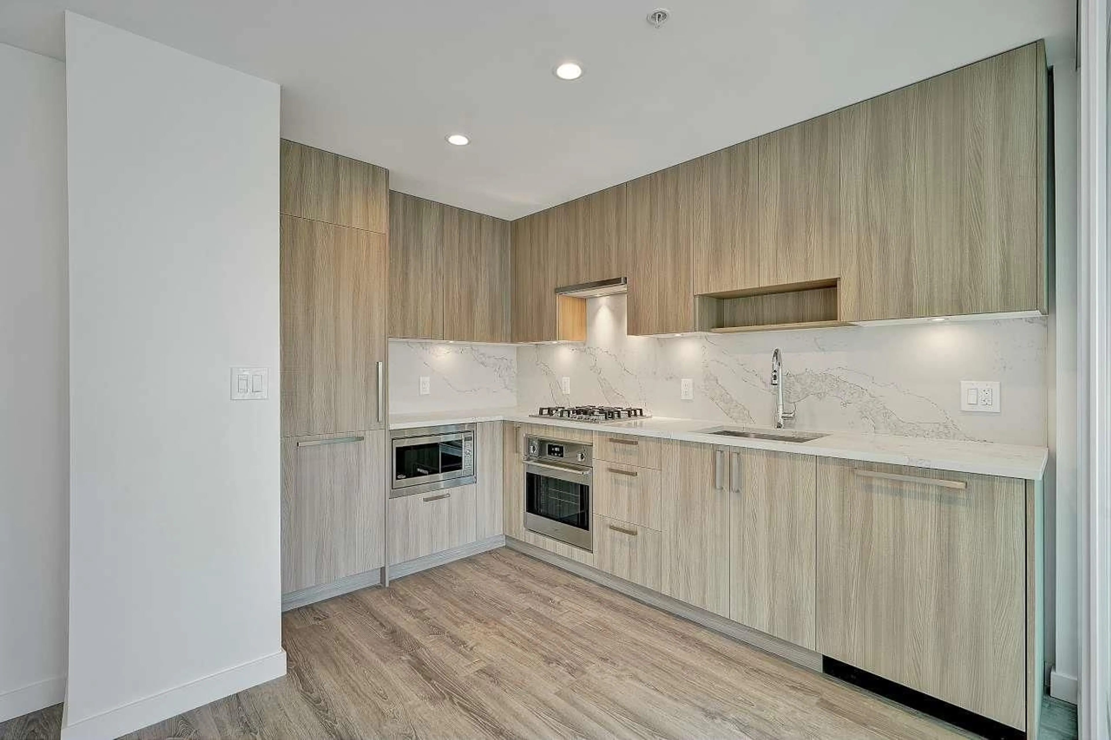 Standard kitchen, wood/laminate floor for 508 - 13350 CENTRAL AVENUE, Surrey British Columbia V3T0S1