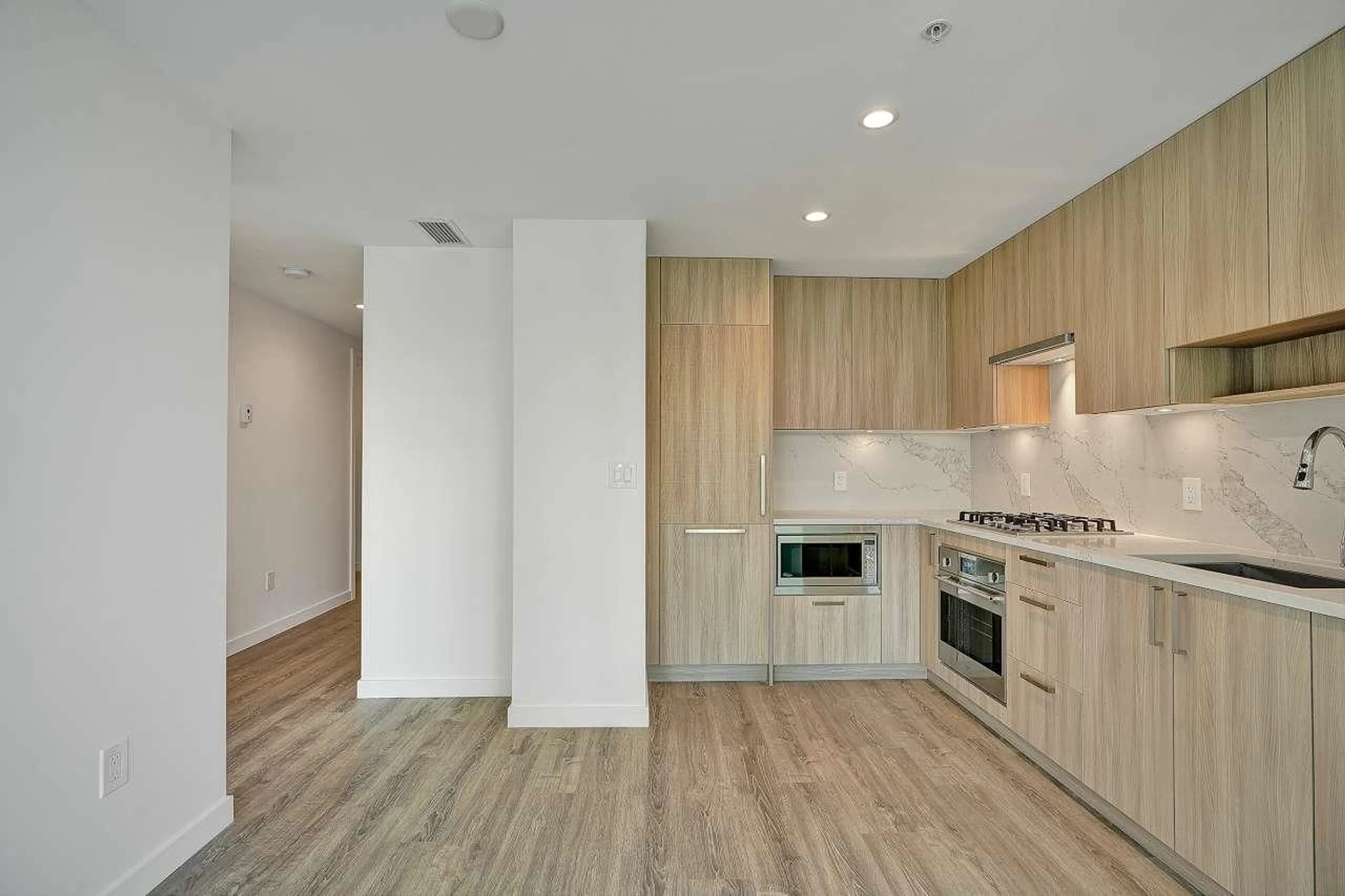 Standard kitchen, wood/laminate floor for 508 - 13350 CENTRAL AVENUE, Surrey British Columbia V3T0S1