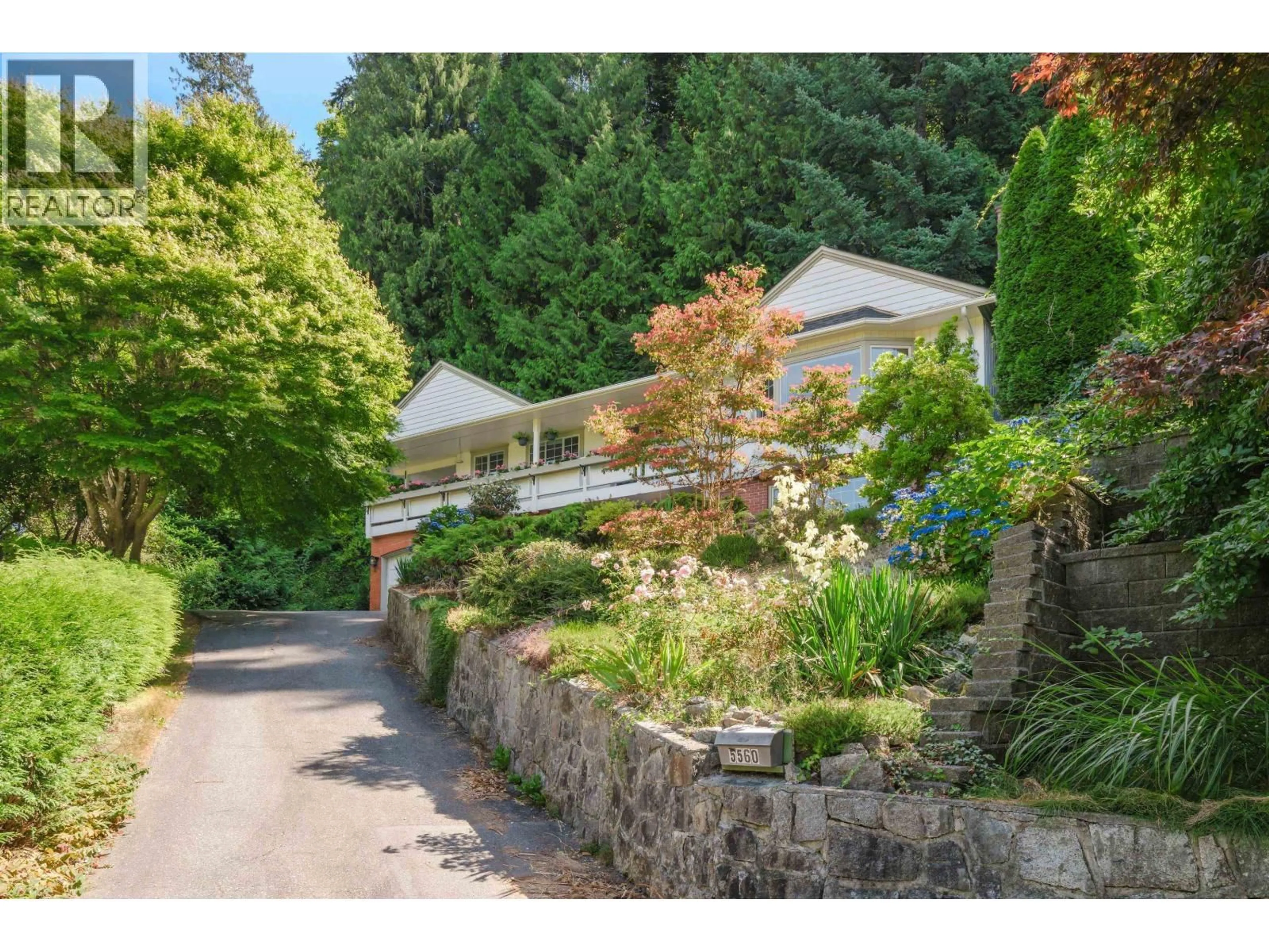A pic from outside/outdoor area/front of a property/back of a property/a pic from drone, street for 5560 GREENLEAF ROAD, West Vancouver British Columbia V7W1N6