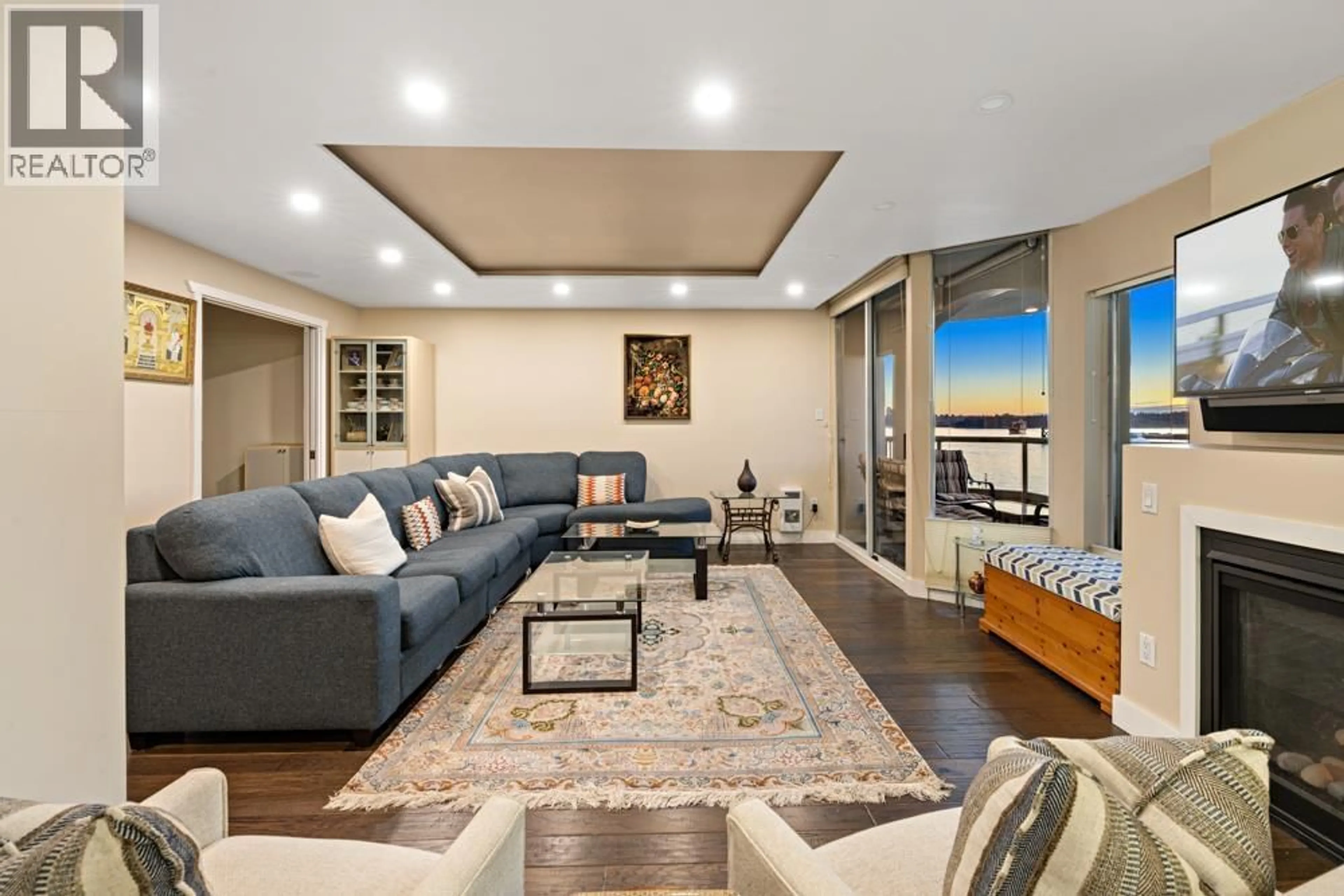 Living room with furniture, unknown for 609 - 168 CHADWICK COURT, North Vancouver British Columbia V7M3L4