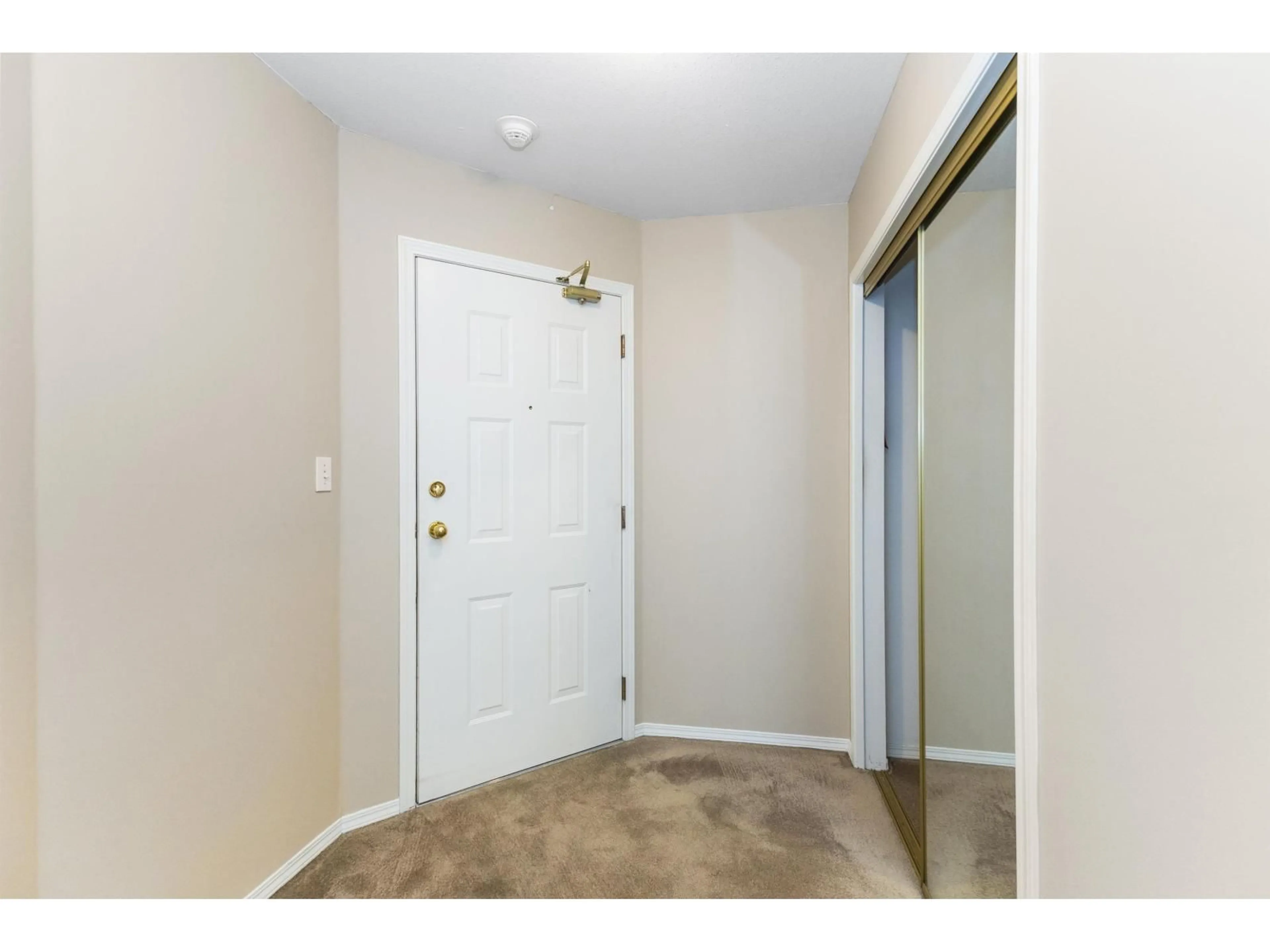 Indoor entryway for 210 - 2450 CHURCH STREET, Abbotsford British Columbia V2T3J7