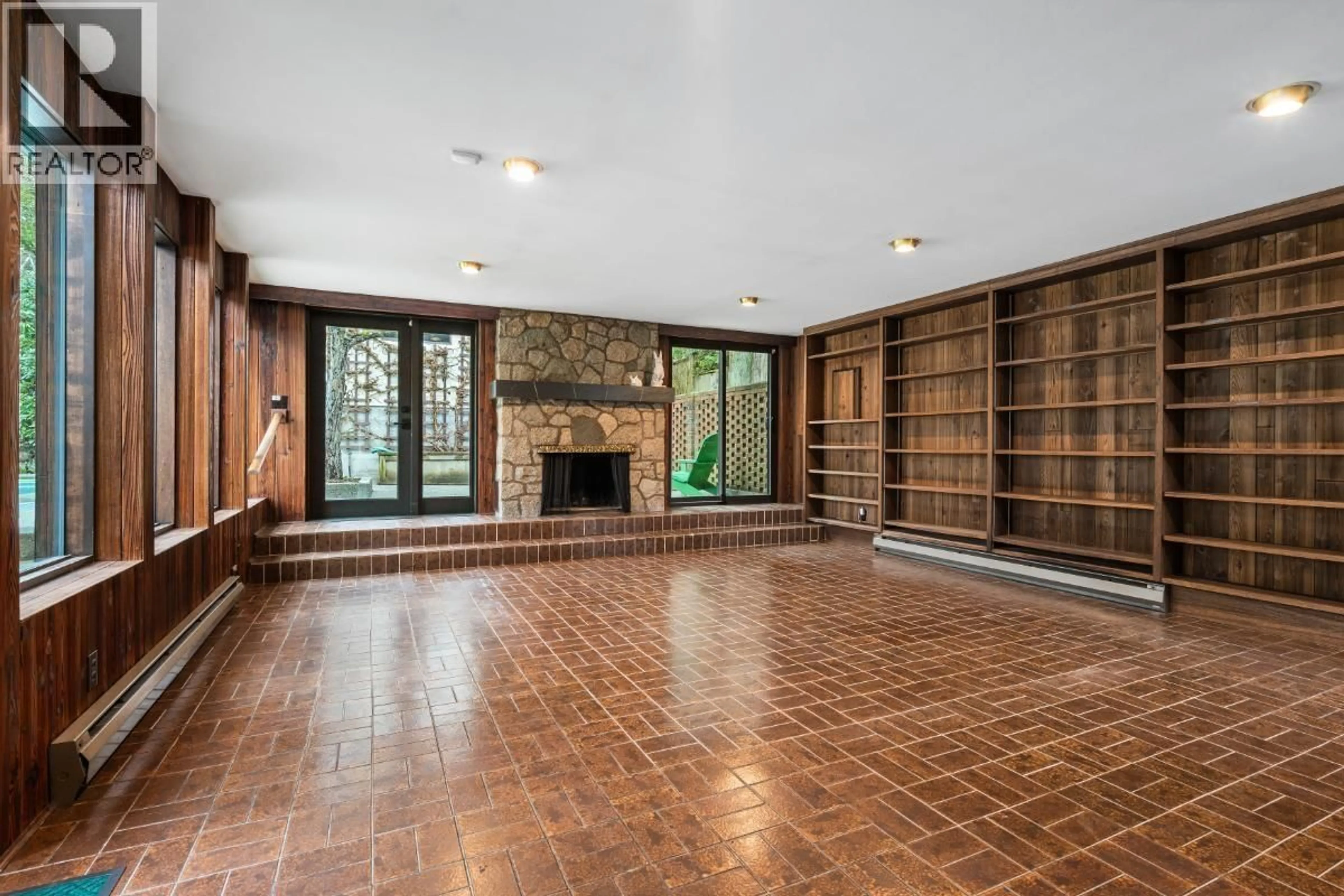 Indoor foyer for 5584 MAPLE STREET, Vancouver British Columbia V6M3T7