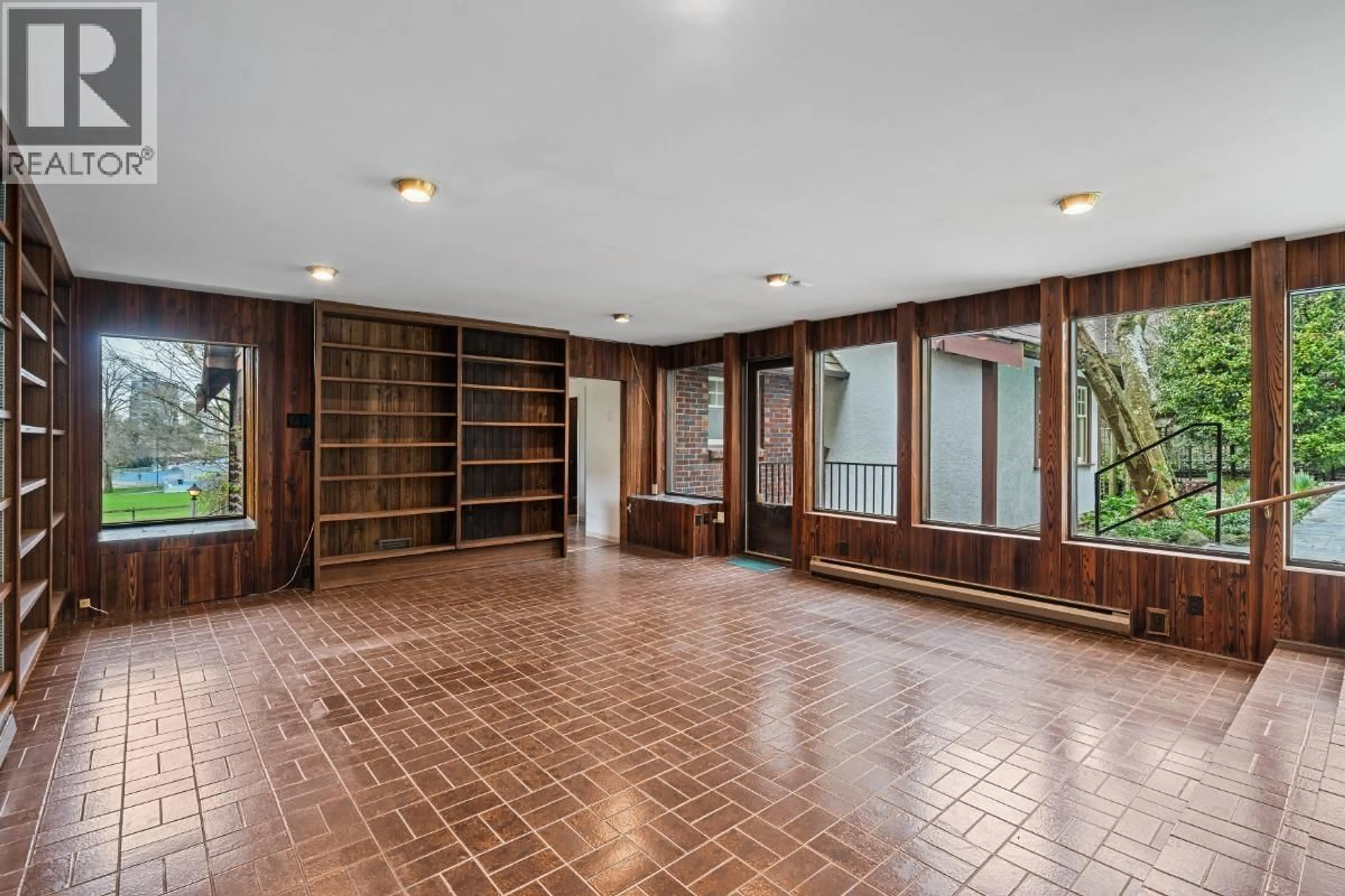 Indoor foyer for 5584 MAPLE STREET, Vancouver British Columbia V6M3T7