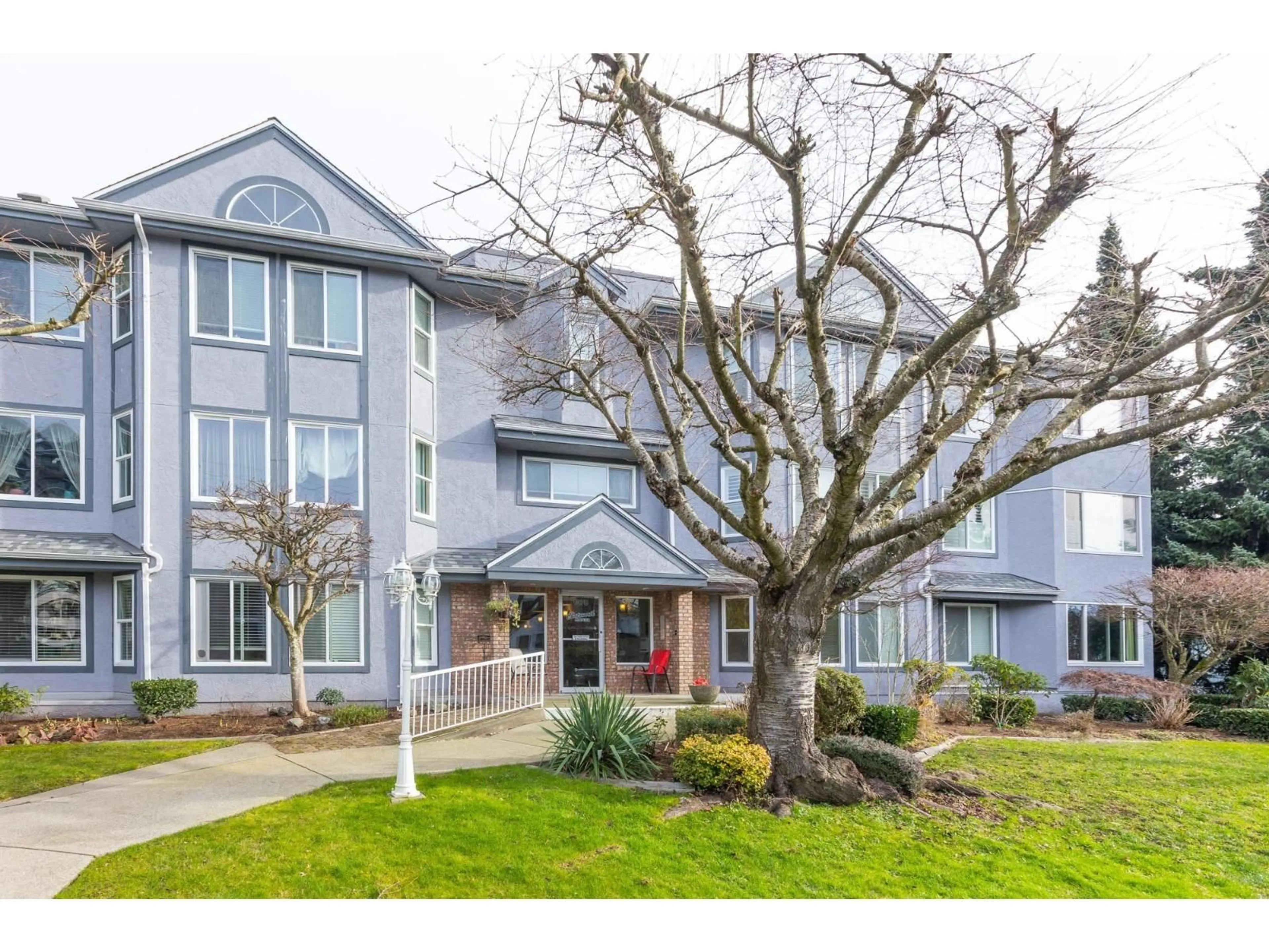 A pic from outside/outdoor area/front of a property/back of a property/a pic from drone, unknown for 203 - 1378 FIR STREET, White Rock British Columbia V4B4B2