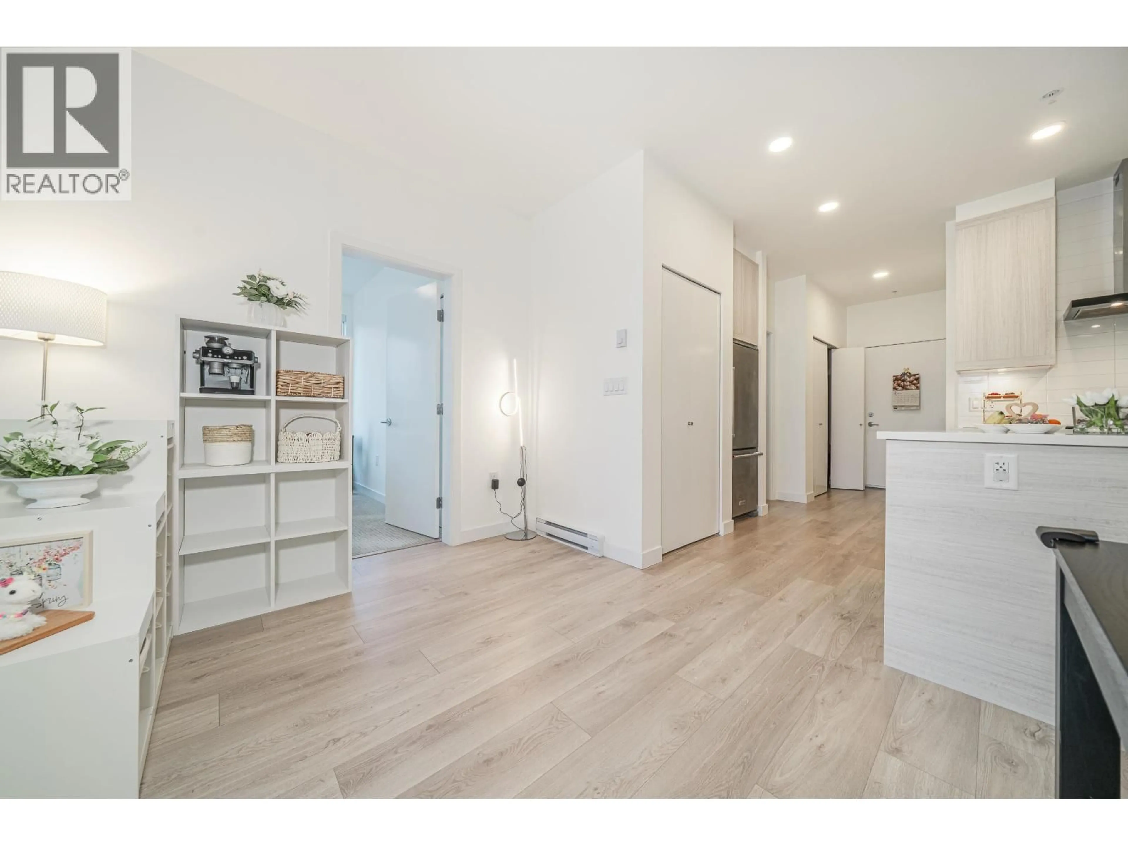 Indoor entryway for 404 - 7169 14TH AVENUE, Burnaby British Columbia V3N0H6