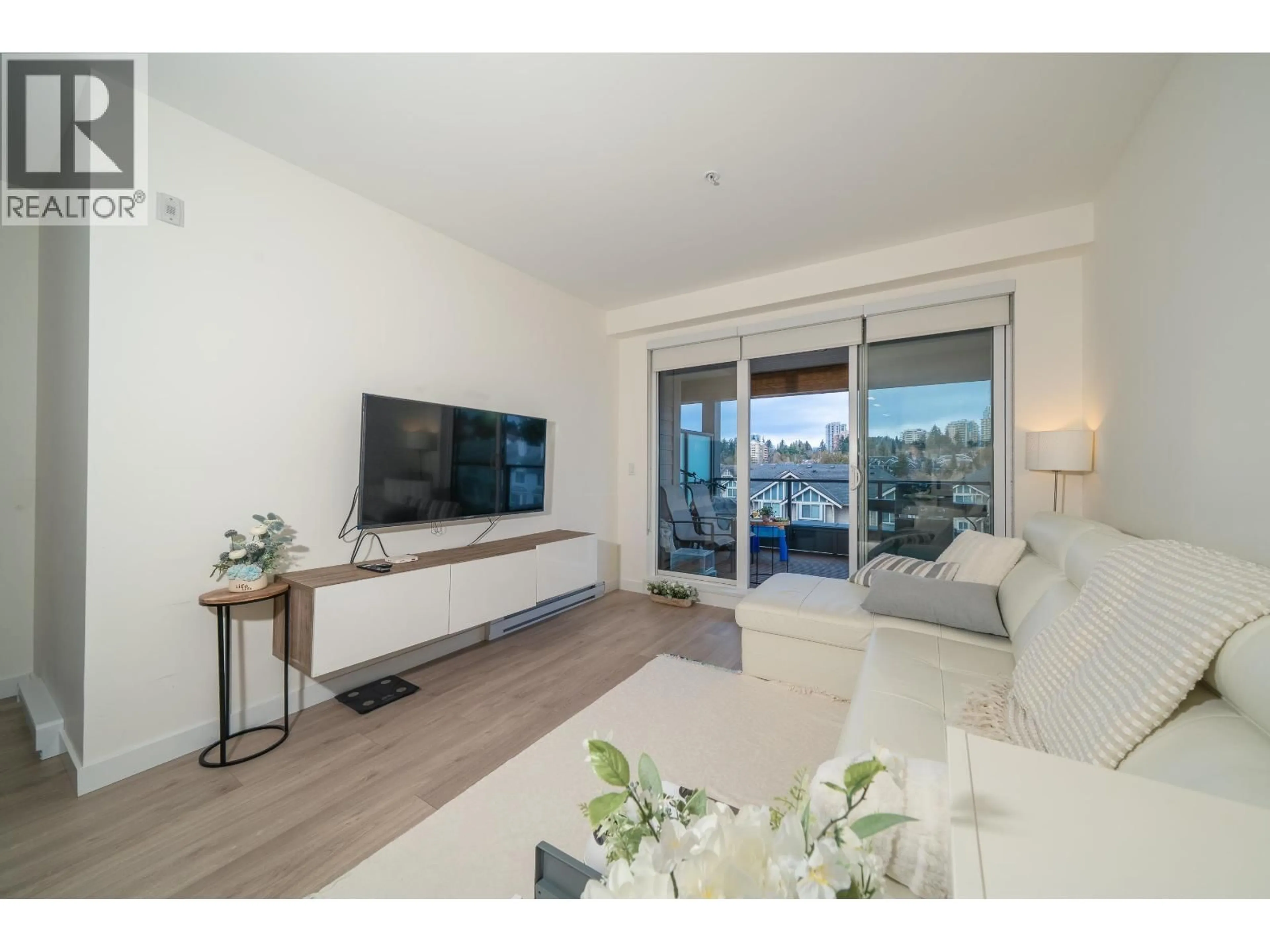 Living room with furniture, wood/laminate floor for 404 - 7169 14TH AVENUE, Burnaby British Columbia V3N0H6