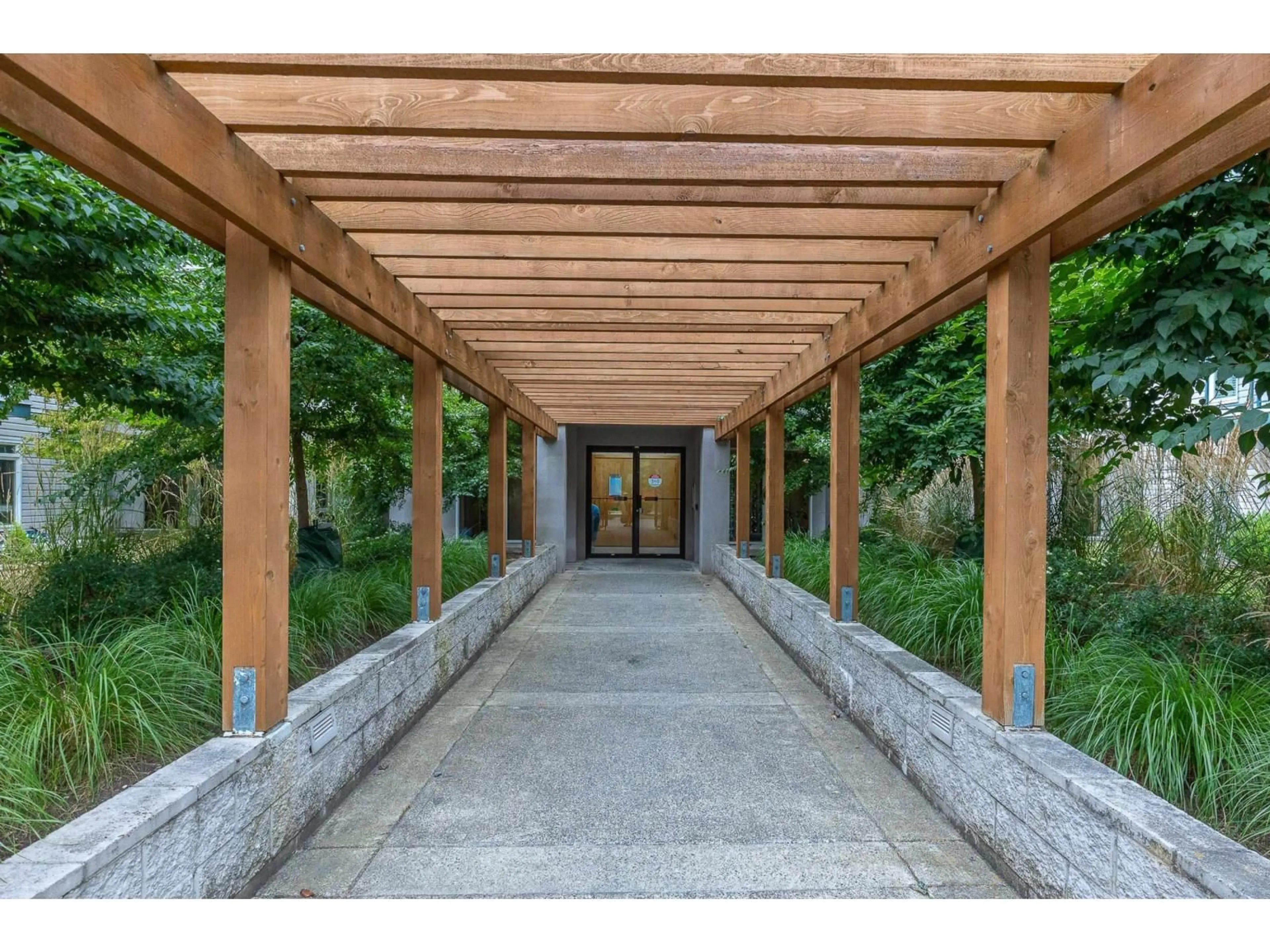 Indoor foyer for 411 - 32085 GEORGE FERGUSON WAY, Abbotsford British Columbia V2T2K7