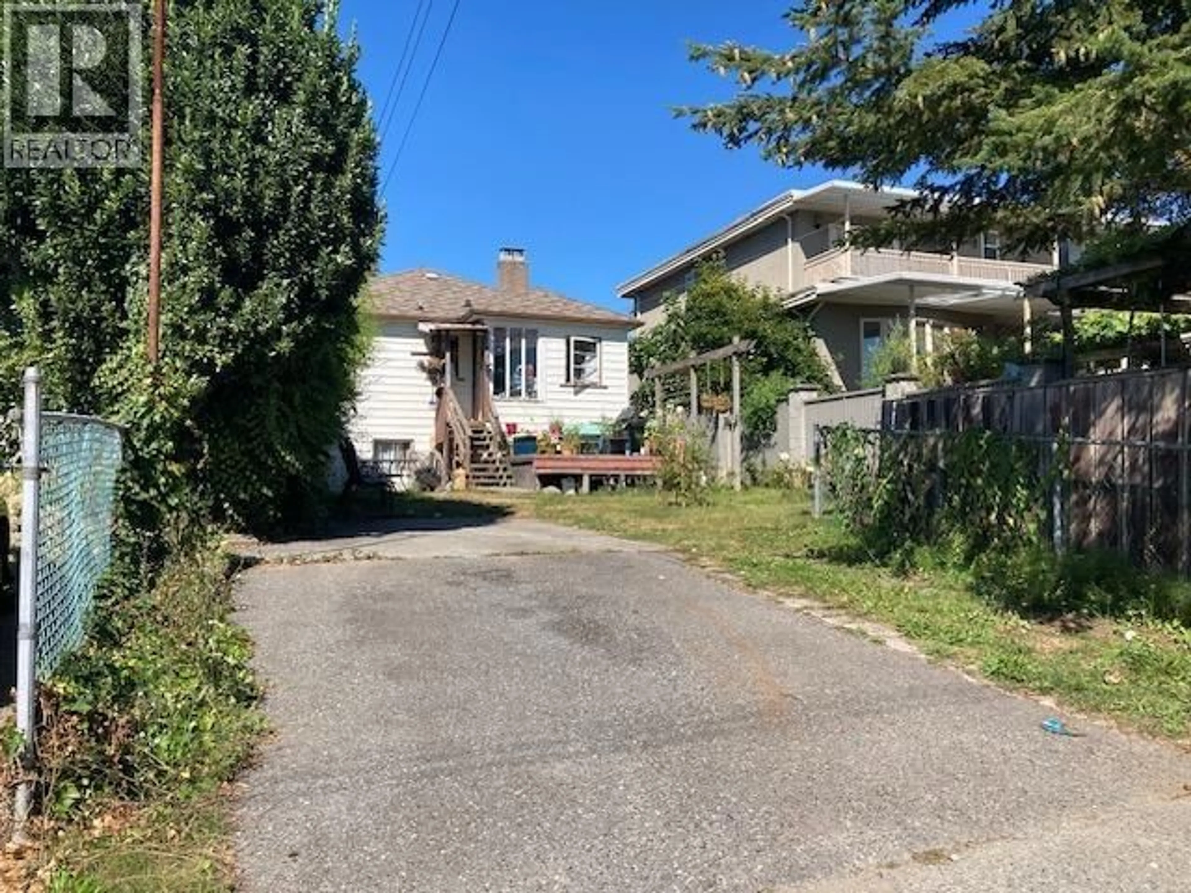 A pic from outside/outdoor area/front of a property/back of a property/a pic from drone, street for 2728 7TH AVENUE, Vancouver British Columbia V5M1T7