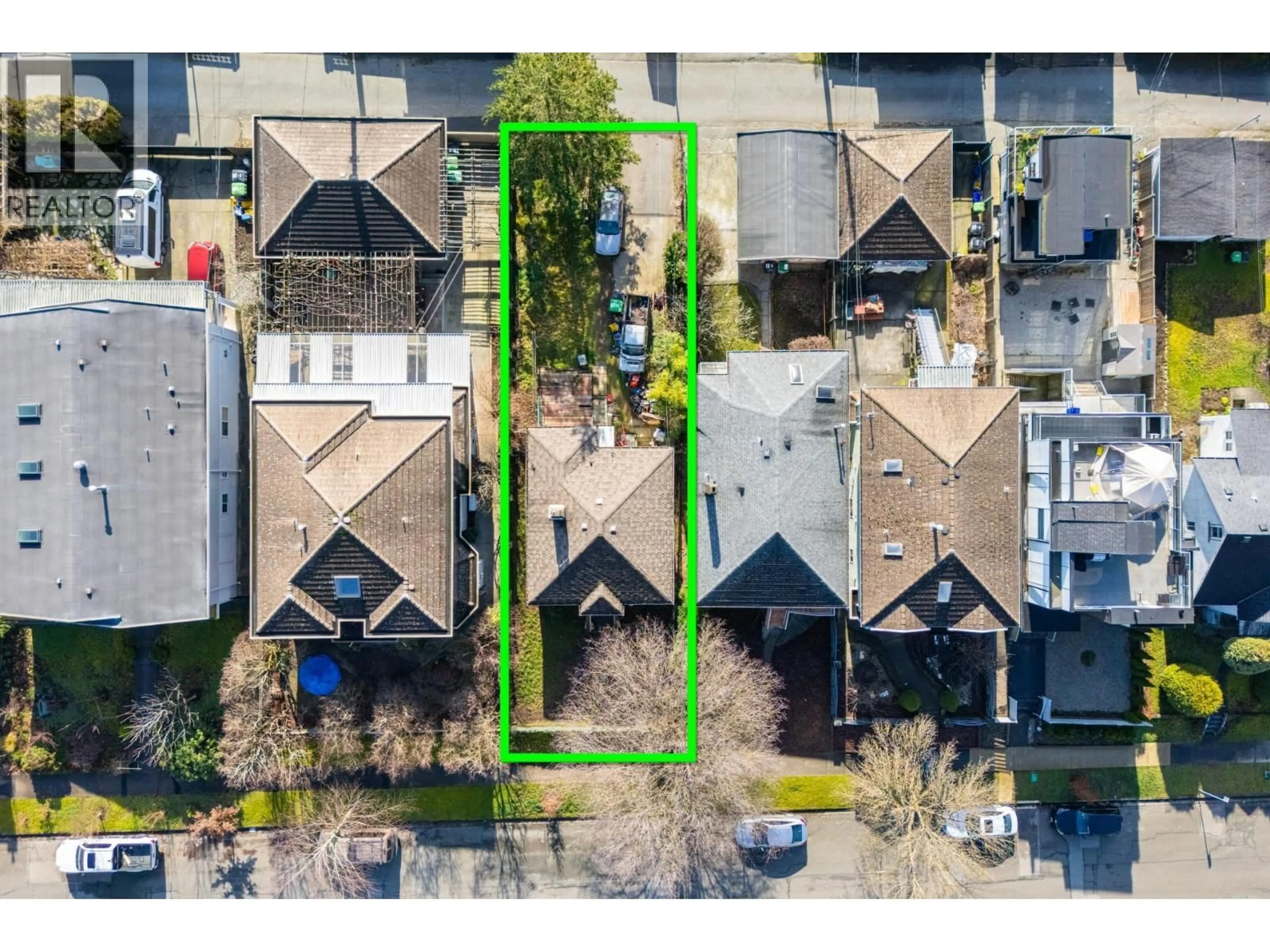 A pic from outside/outdoor area/front of a property/back of a property/a pic from drone, street for 2728 7TH AVENUE, Vancouver British Columbia V5M1T7