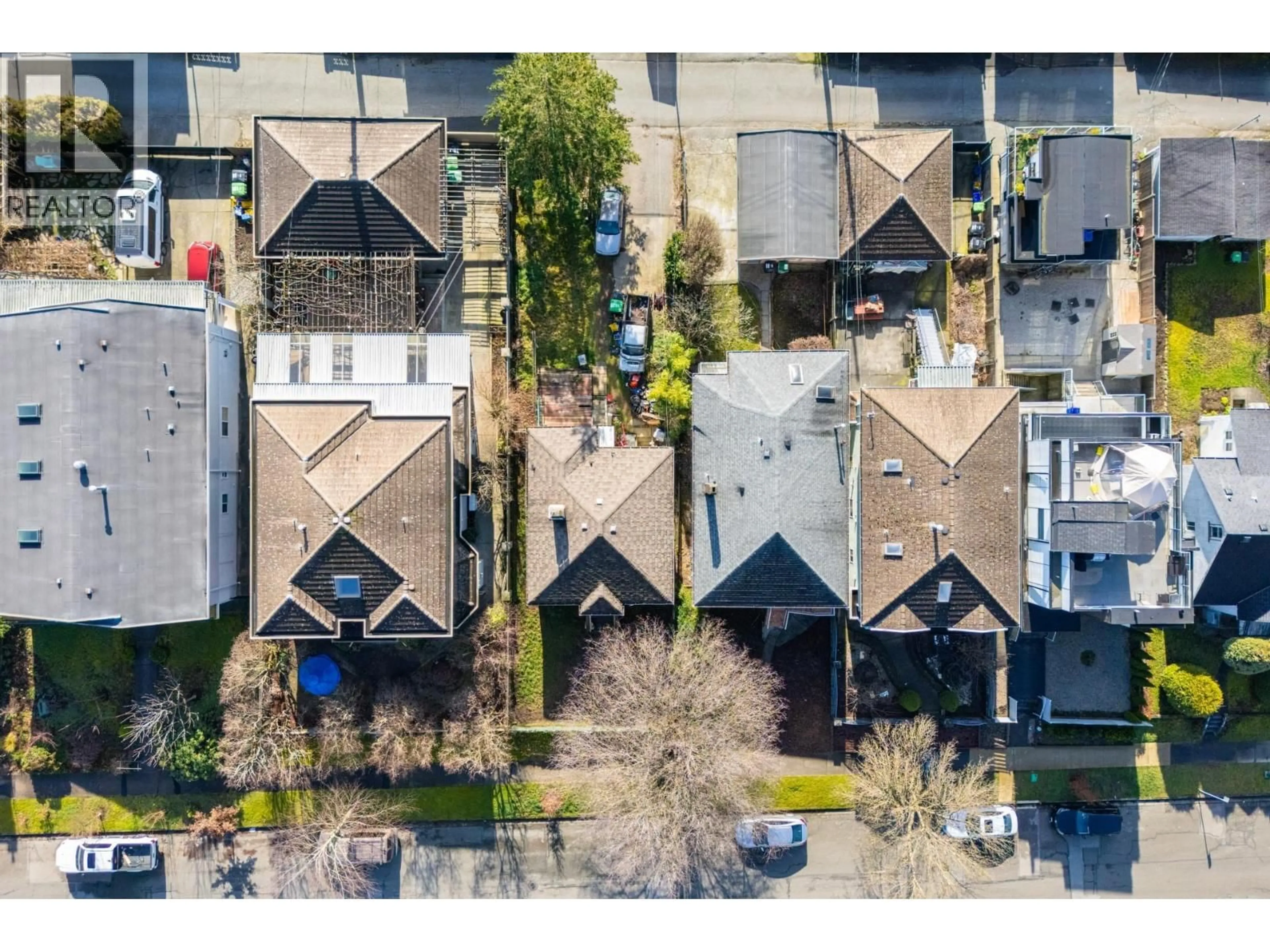 A pic from outside/outdoor area/front of a property/back of a property/a pic from drone, street for 2728 7TH AVENUE, Vancouver British Columbia V5M1T7