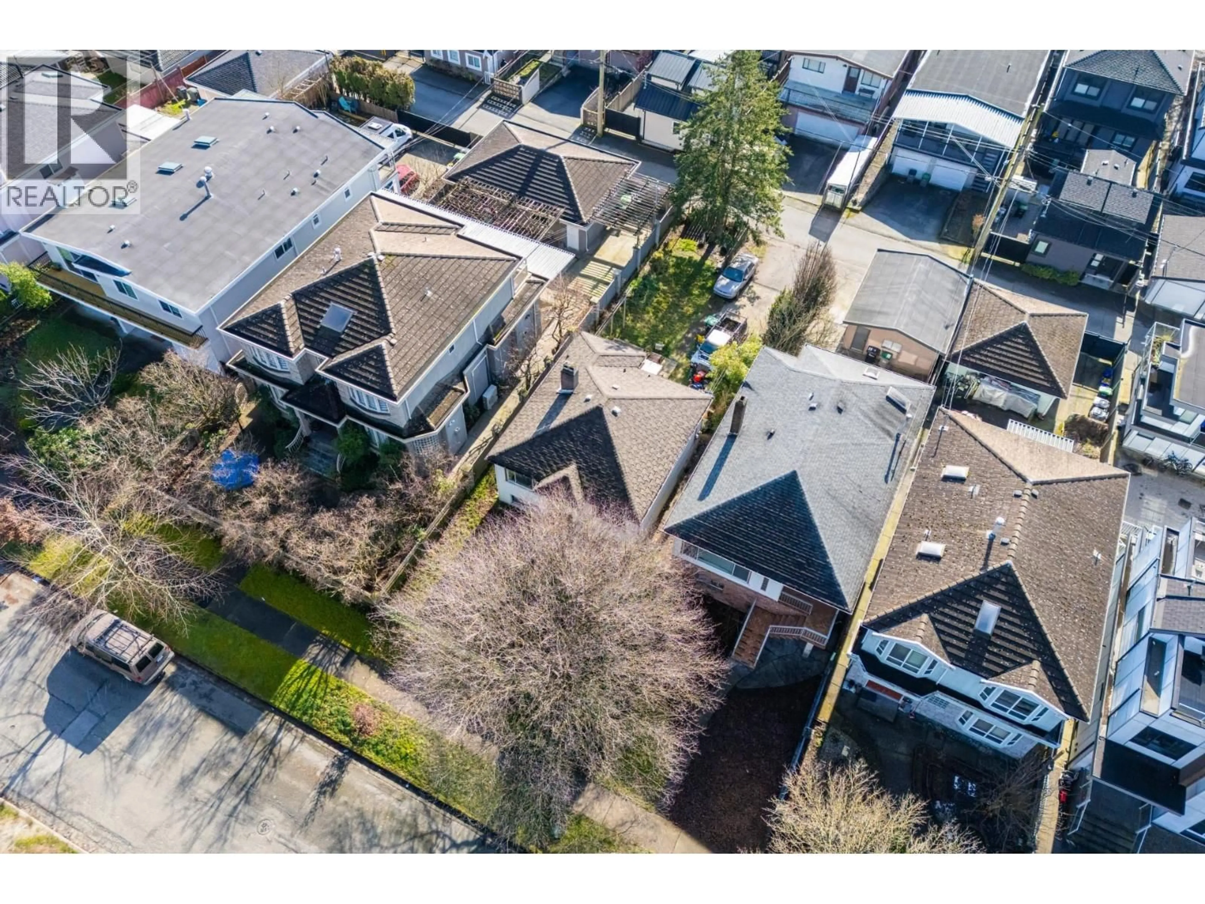 A pic from outside/outdoor area/front of a property/back of a property/a pic from drone, street for 2728 7TH AVENUE, Vancouver British Columbia V5M1T7