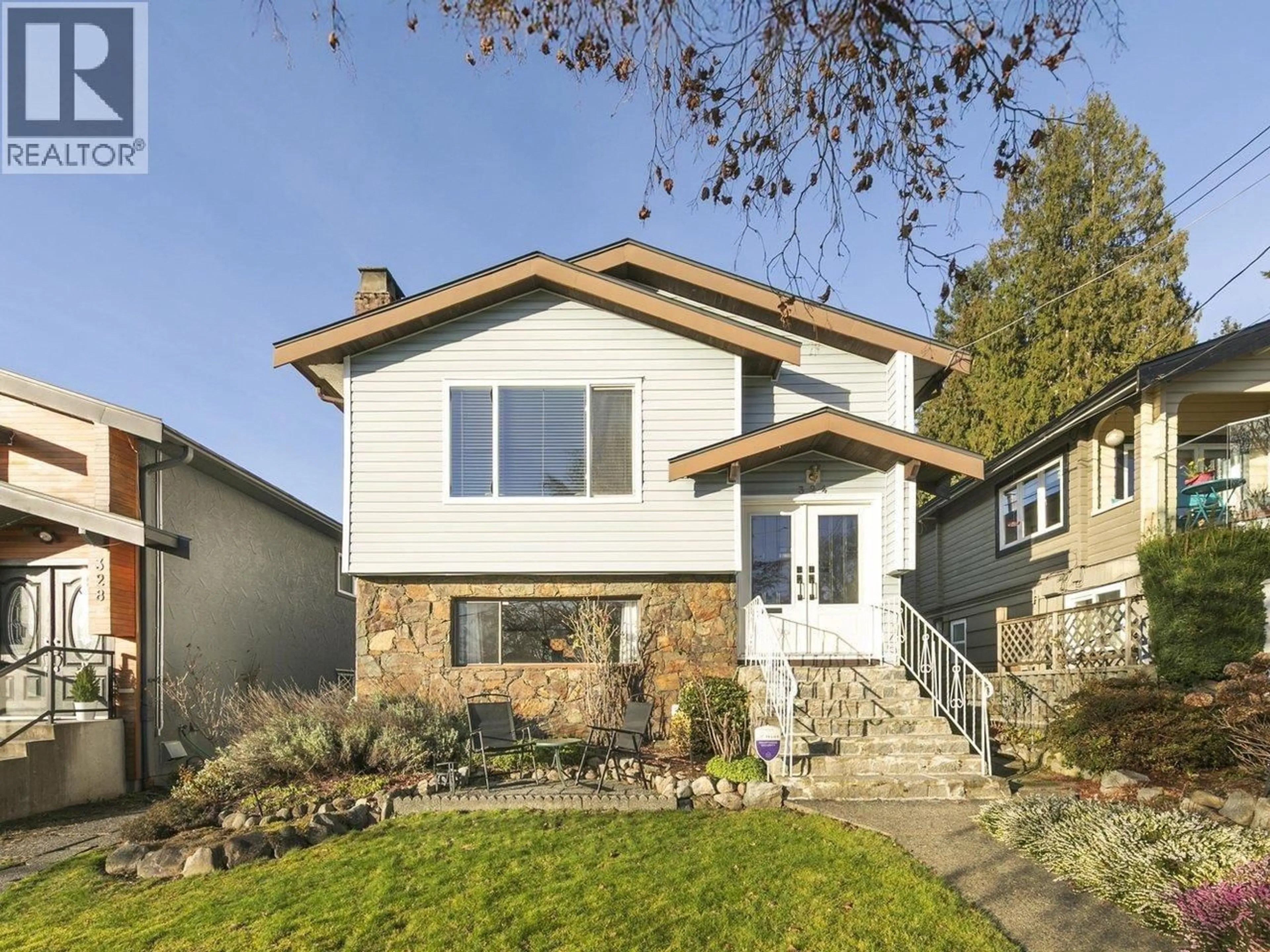 Home with vinyl exterior material, street for 324 28TH STREET, North Vancouver British Columbia V7N2J1