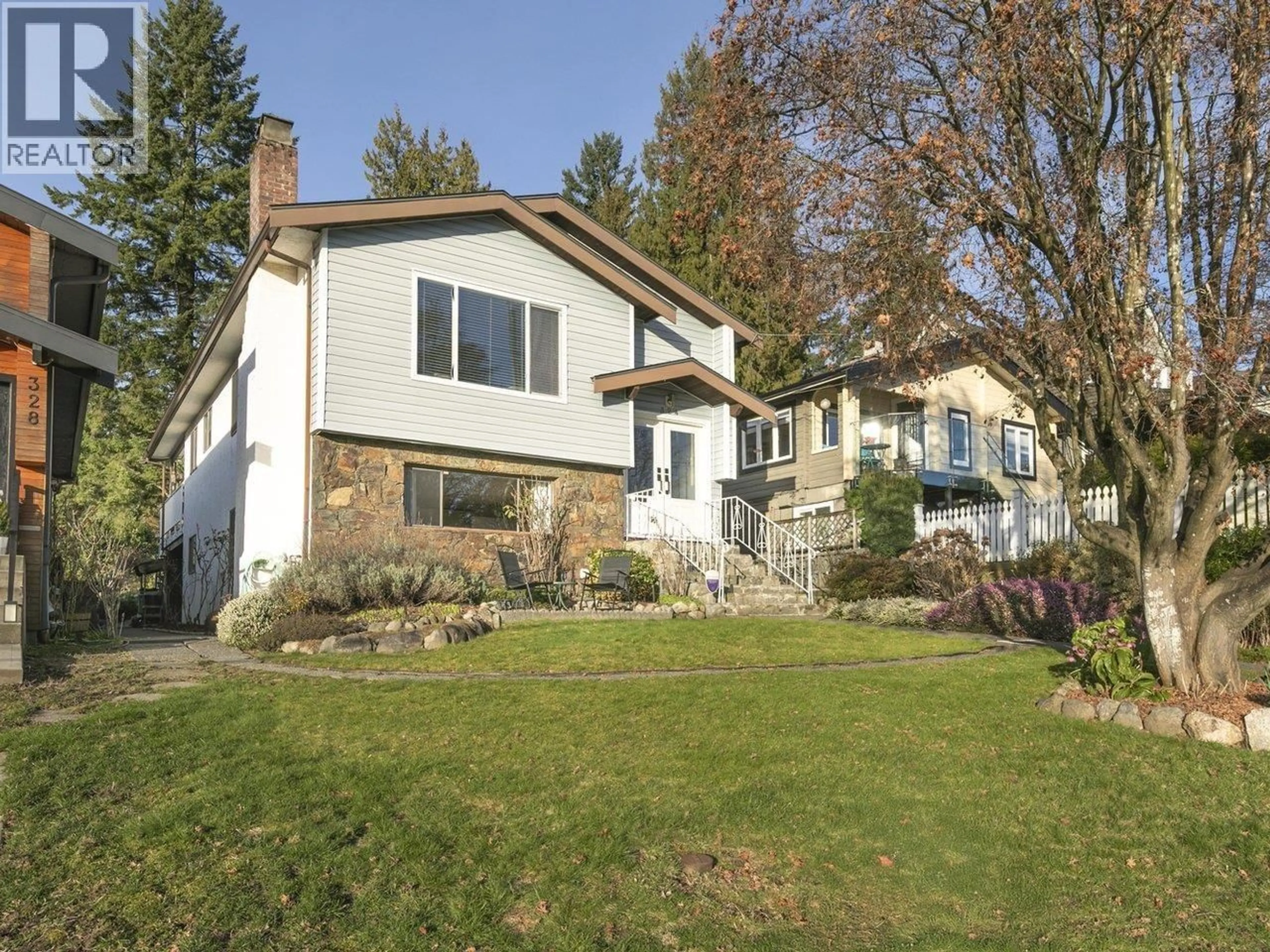 Home with vinyl exterior material, street for 324 28TH STREET, North Vancouver British Columbia V7N2J1