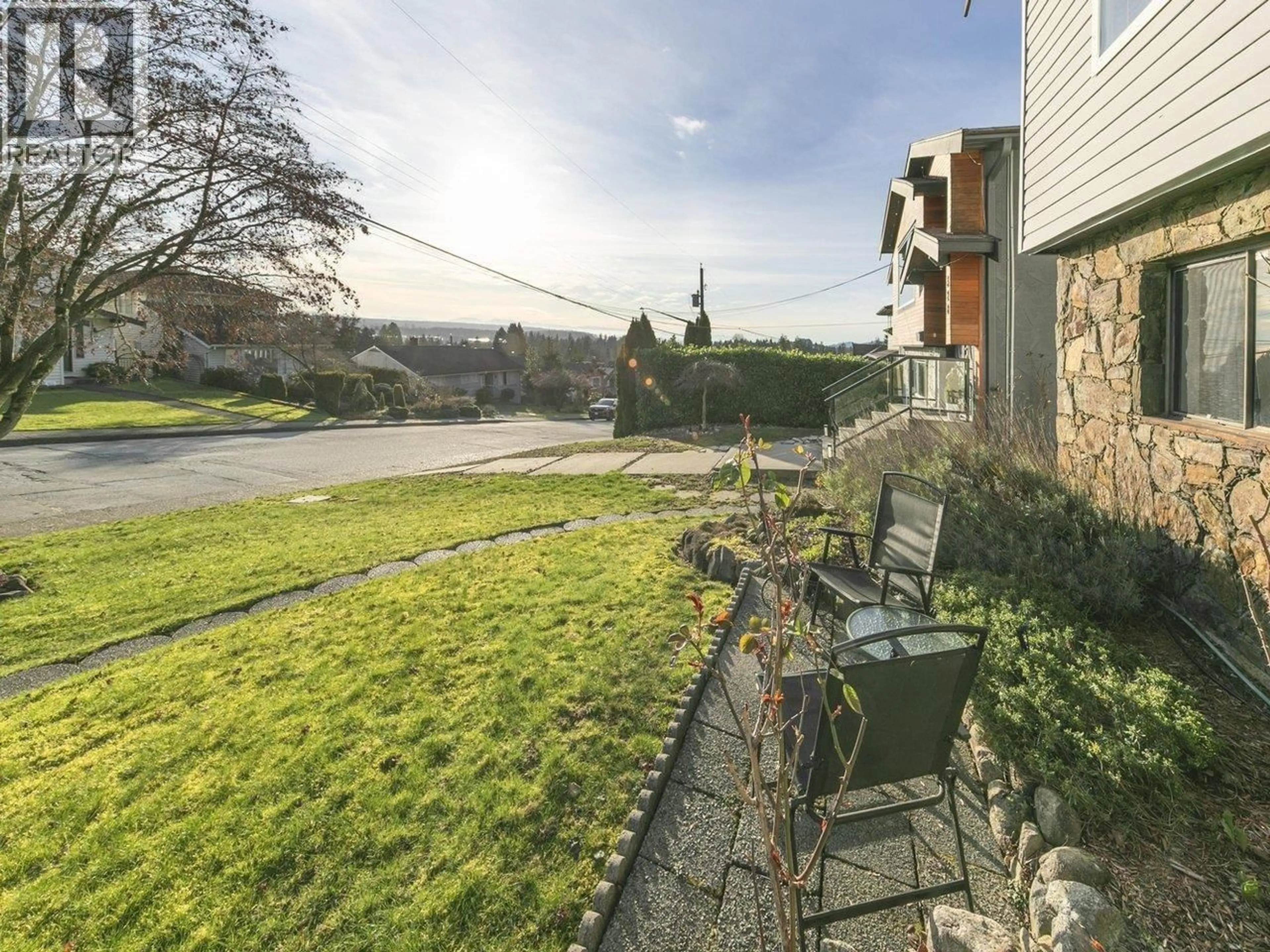 Patio, street for 324 28TH STREET, North Vancouver British Columbia V7N2J1