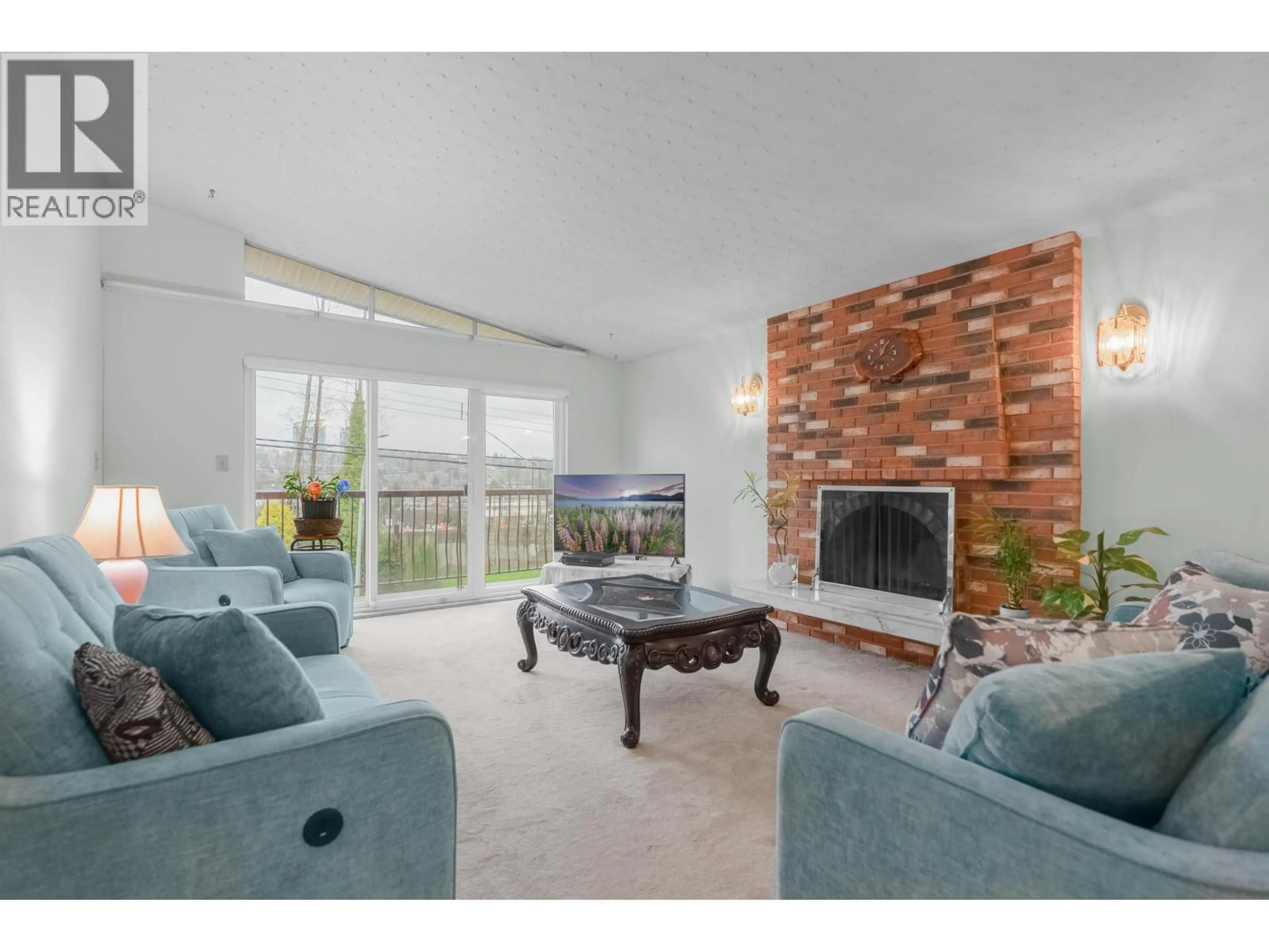 Living room with furniture, unknown for 5486 MANOR STREET, Burnaby British Columbia V5G1B7