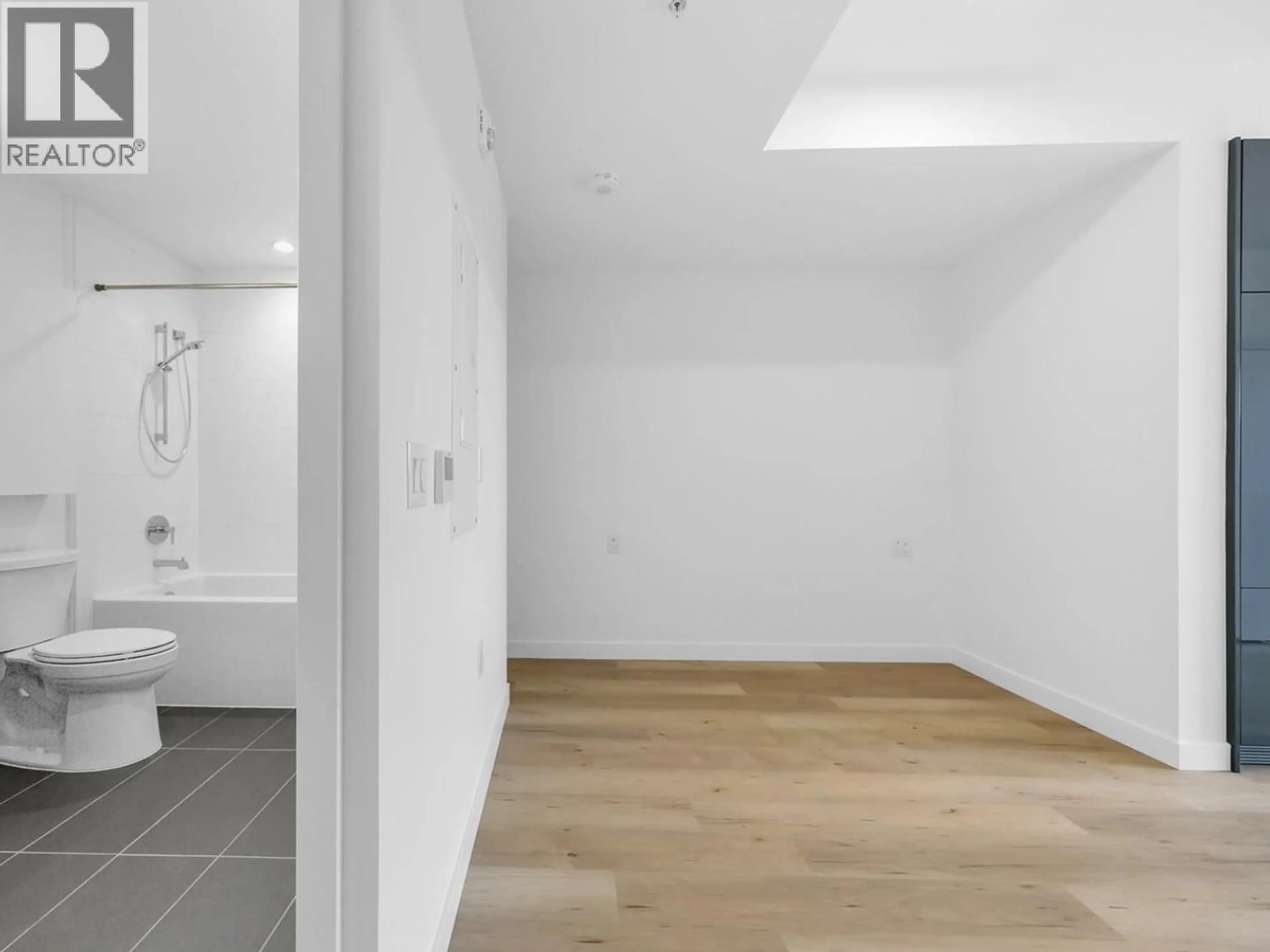 Indoor foyer for 302 - 2446 SHAUGHNESSY STREET, Coquitlam British Columbia V3C3E5