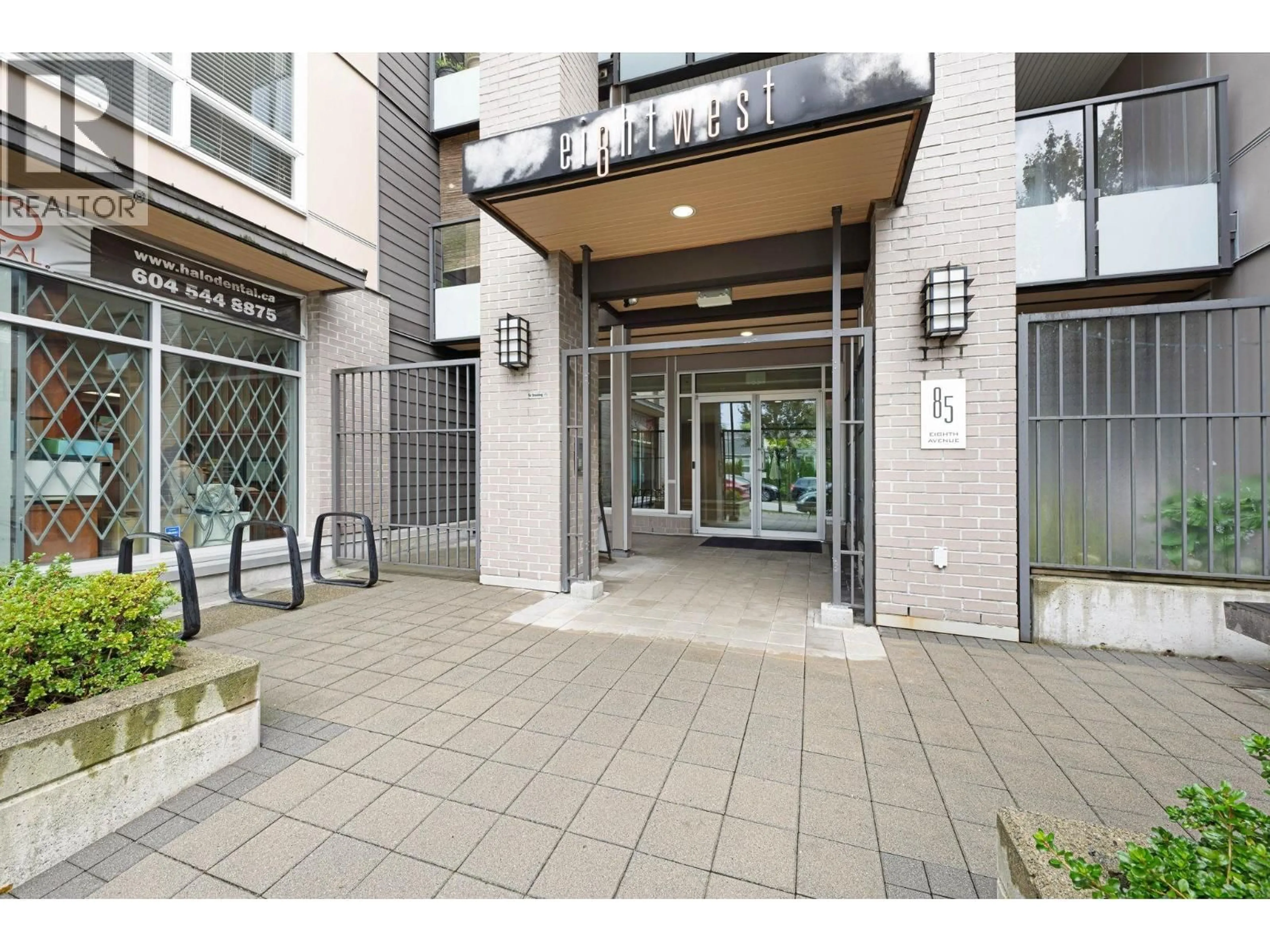 Indoor foyer for 213 - 85 EIGHTH AVENUE, New Westminster British Columbia V3L0E9