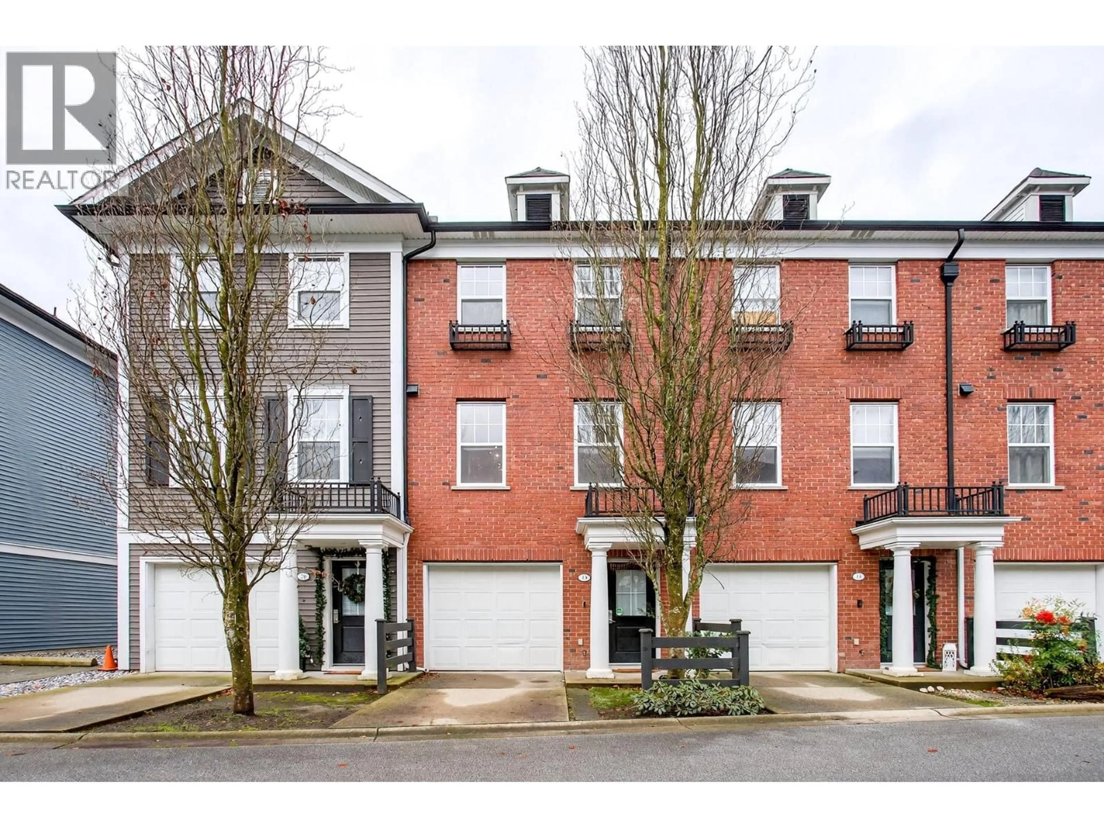 A pic from outside/outdoor area/front of a property/back of a property/a pic from drone, street for 19 - 19572 FRASER WAY, Pitt Meadows British Columbia V3Y0A9