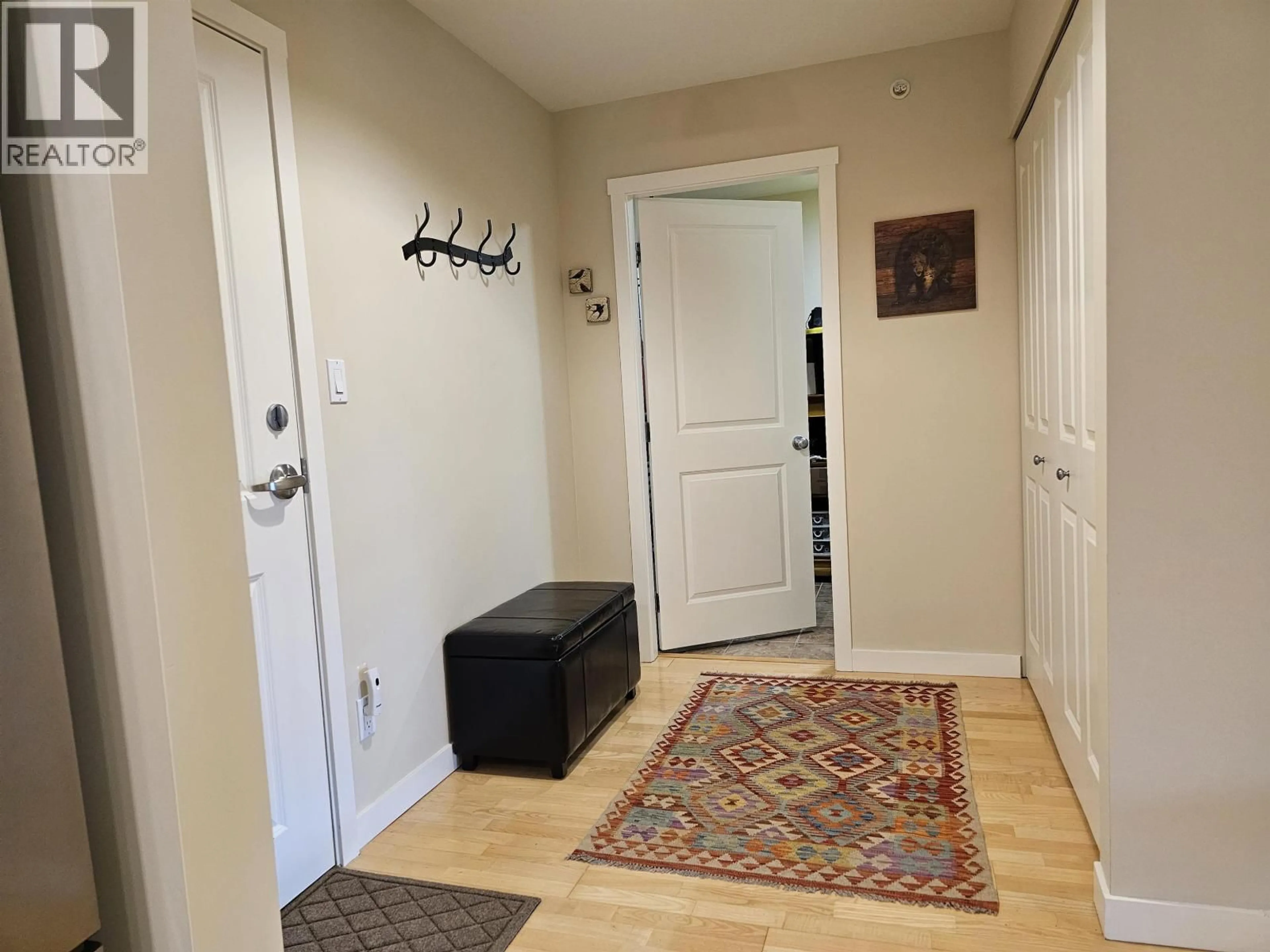 Indoor entryway for 404 - 5631 INLET AVENUE, Sechelt British Columbia V7Z0J1