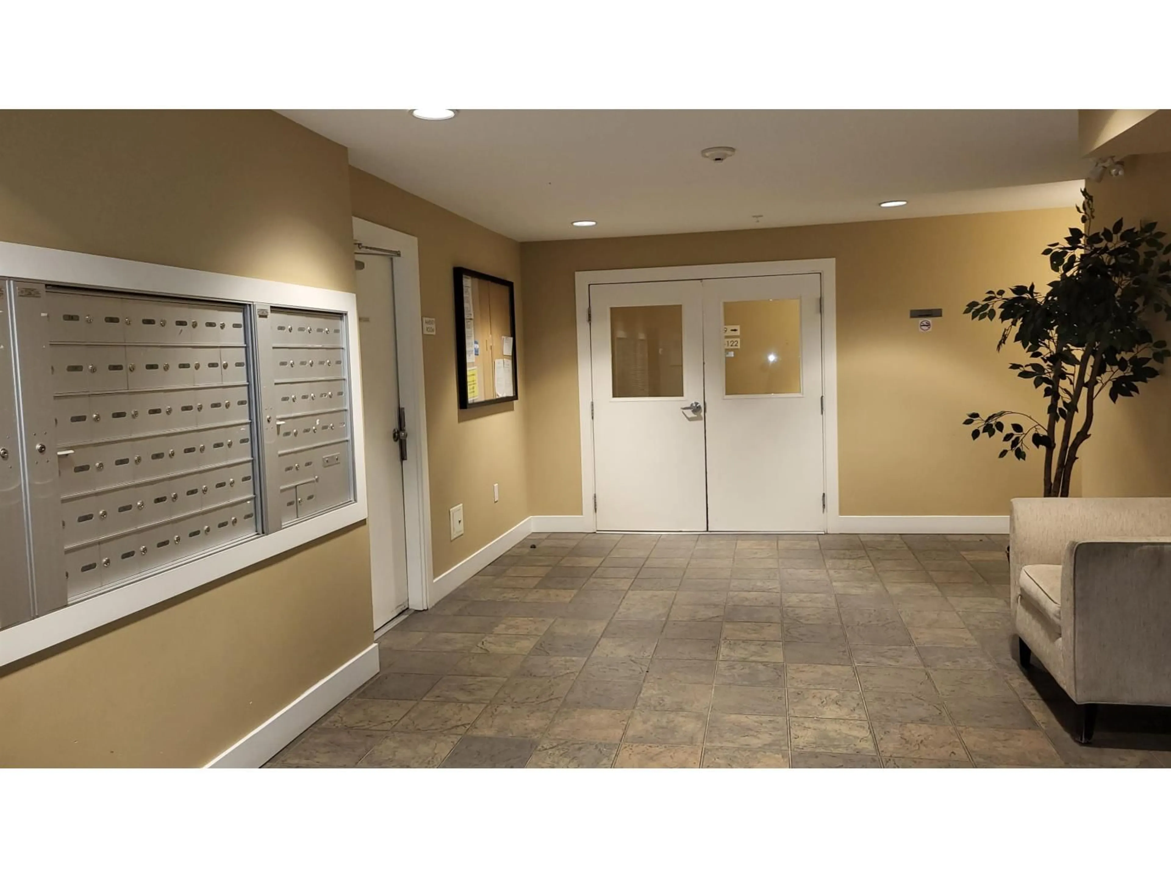 Indoor foyer for 313 - 2515 PARK DRIVE, Abbotsford British Columbia V2S0B2