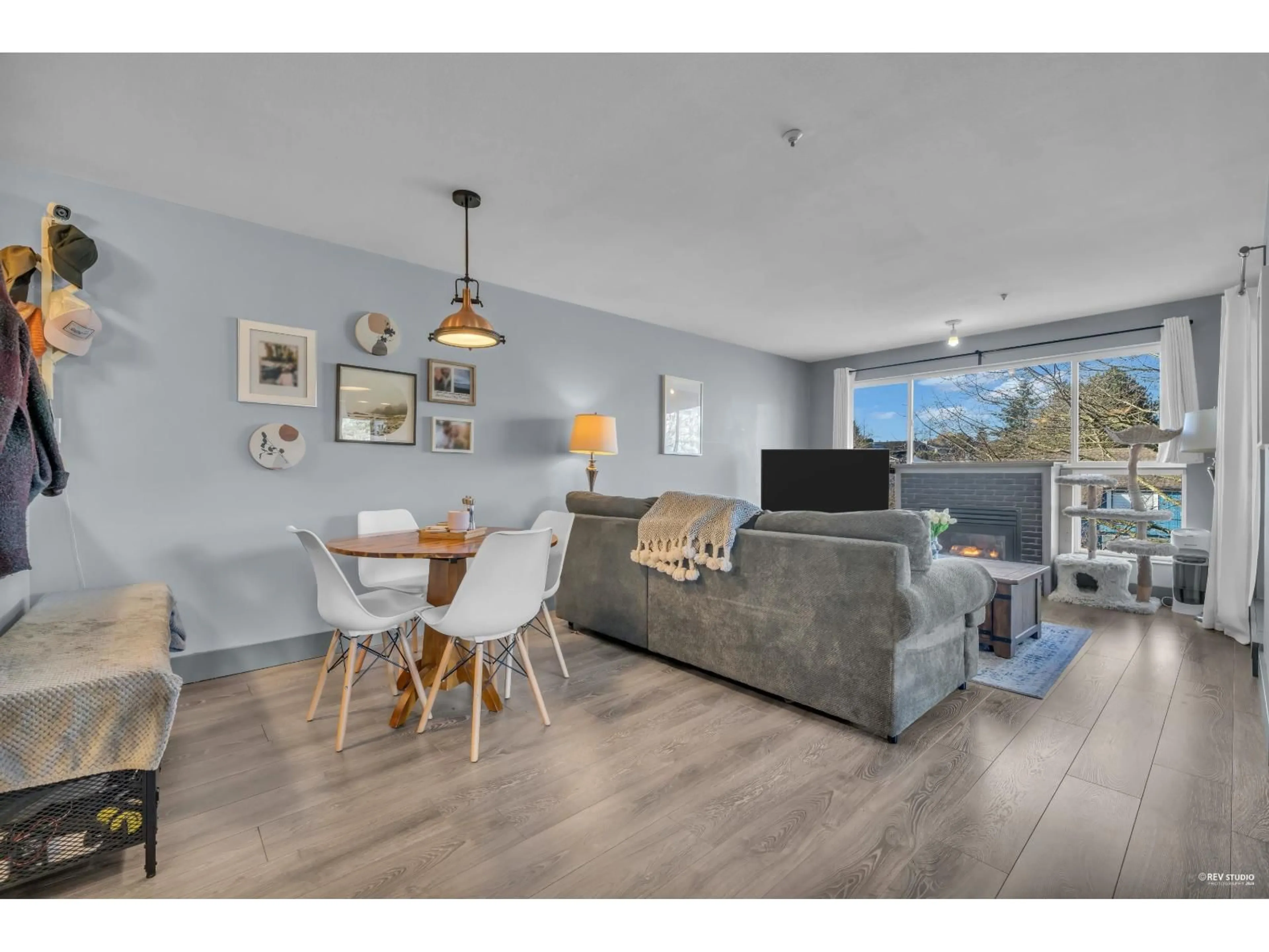 Living room with furniture, wood/laminate floor for 301 - 6390 196 STREET, Langley British Columbia V2Y1J2