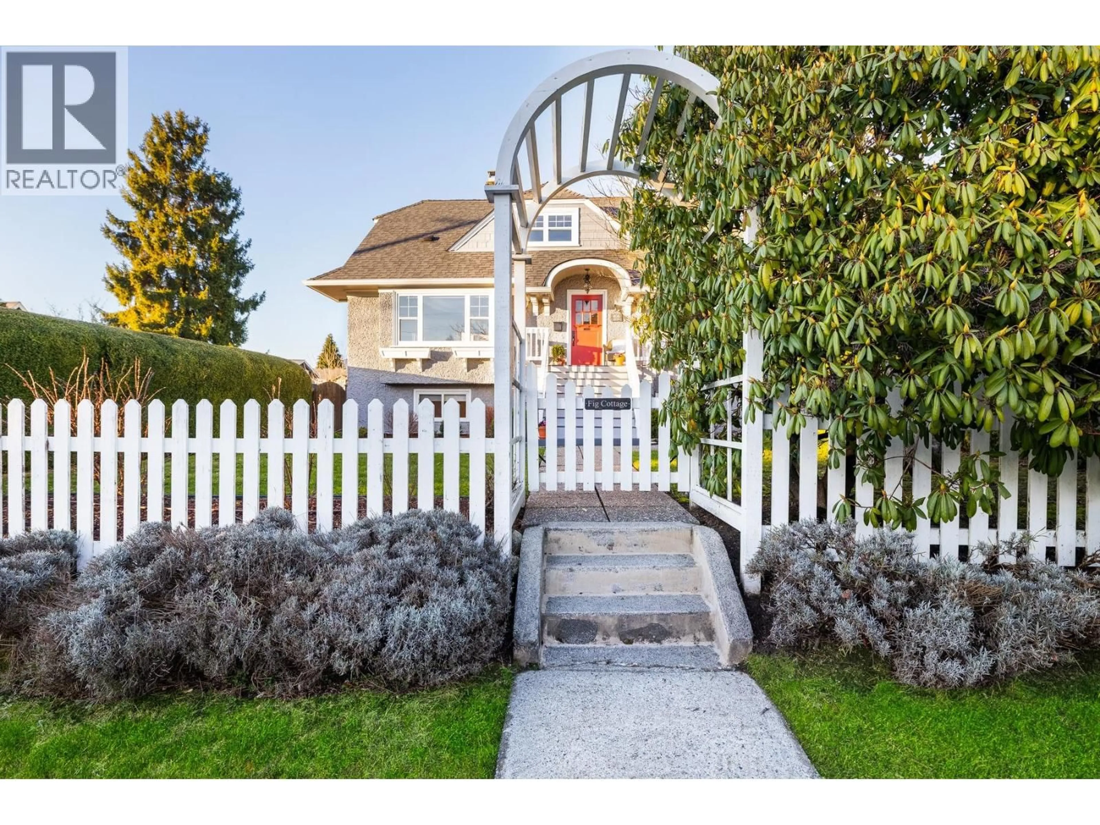 Unknown for 404 15TH STREET, North Vancouver British Columbia V7L2R8