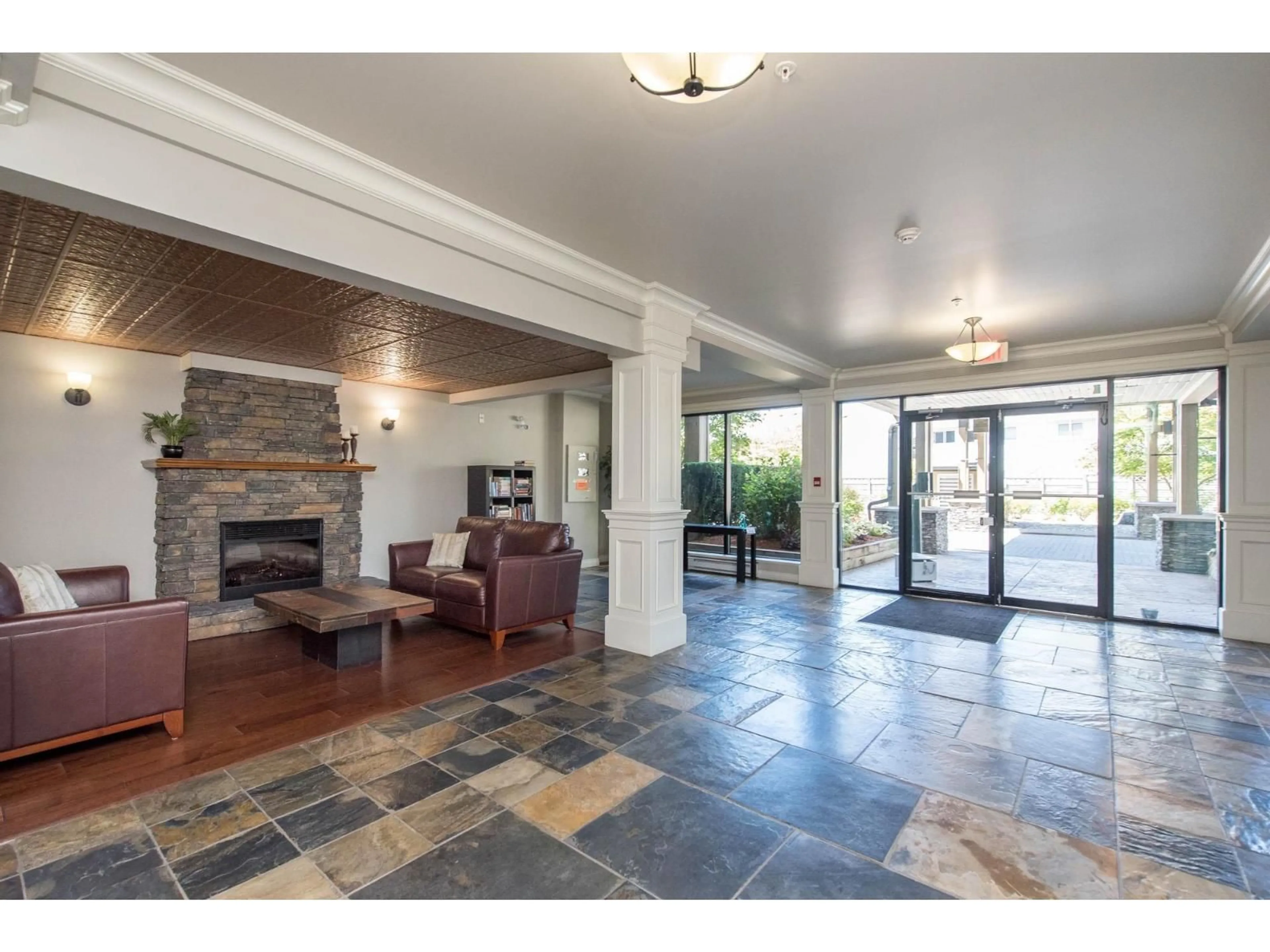 Indoor foyer for 316 - 32729 GARIBALDI DRIVE, Abbotsford British Columbia V2T0A6