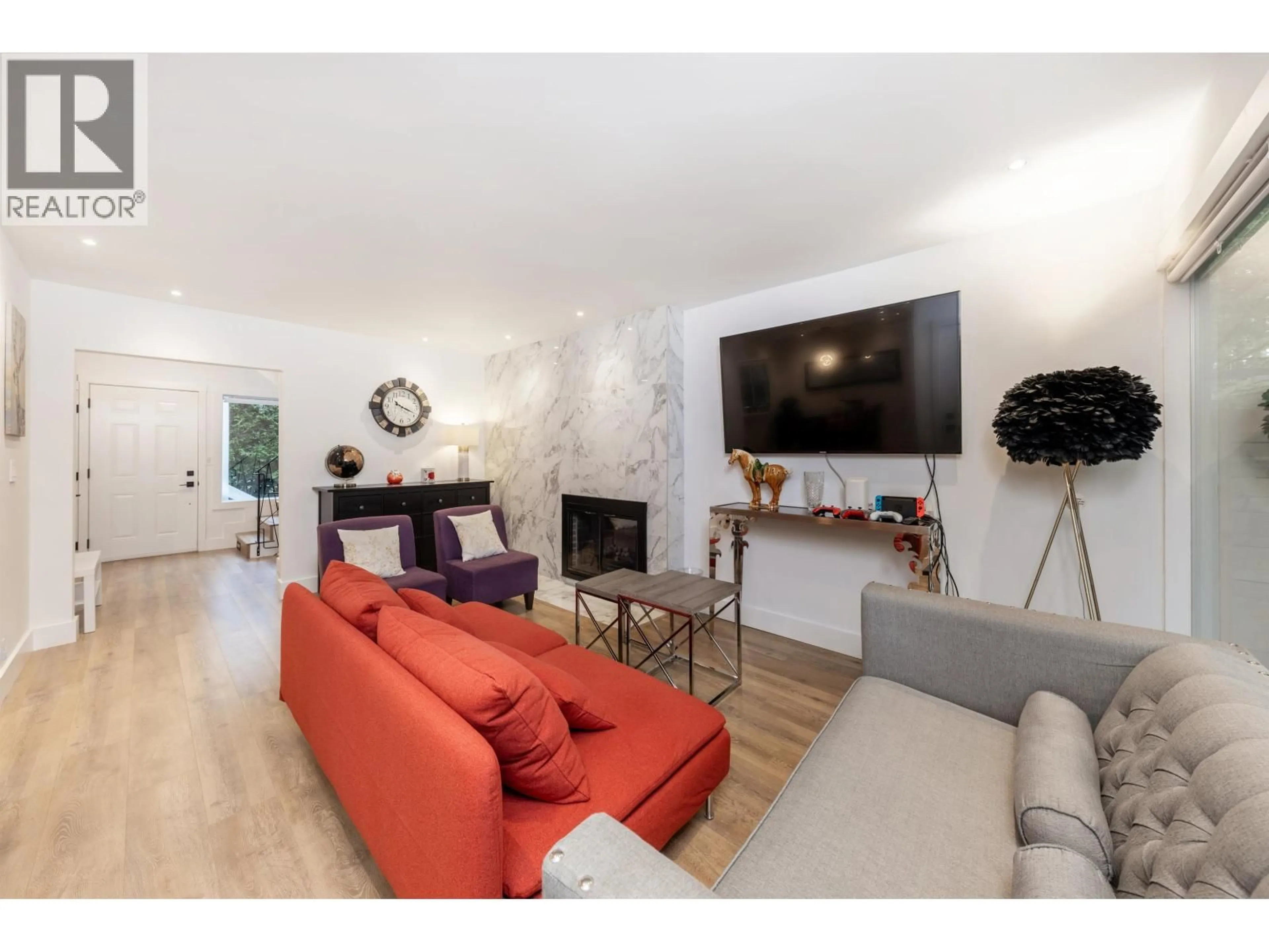 Living room with furniture, wood/laminate floor for 8 GLENMORE DRIVE, West Vancouver British Columbia V7S1A4