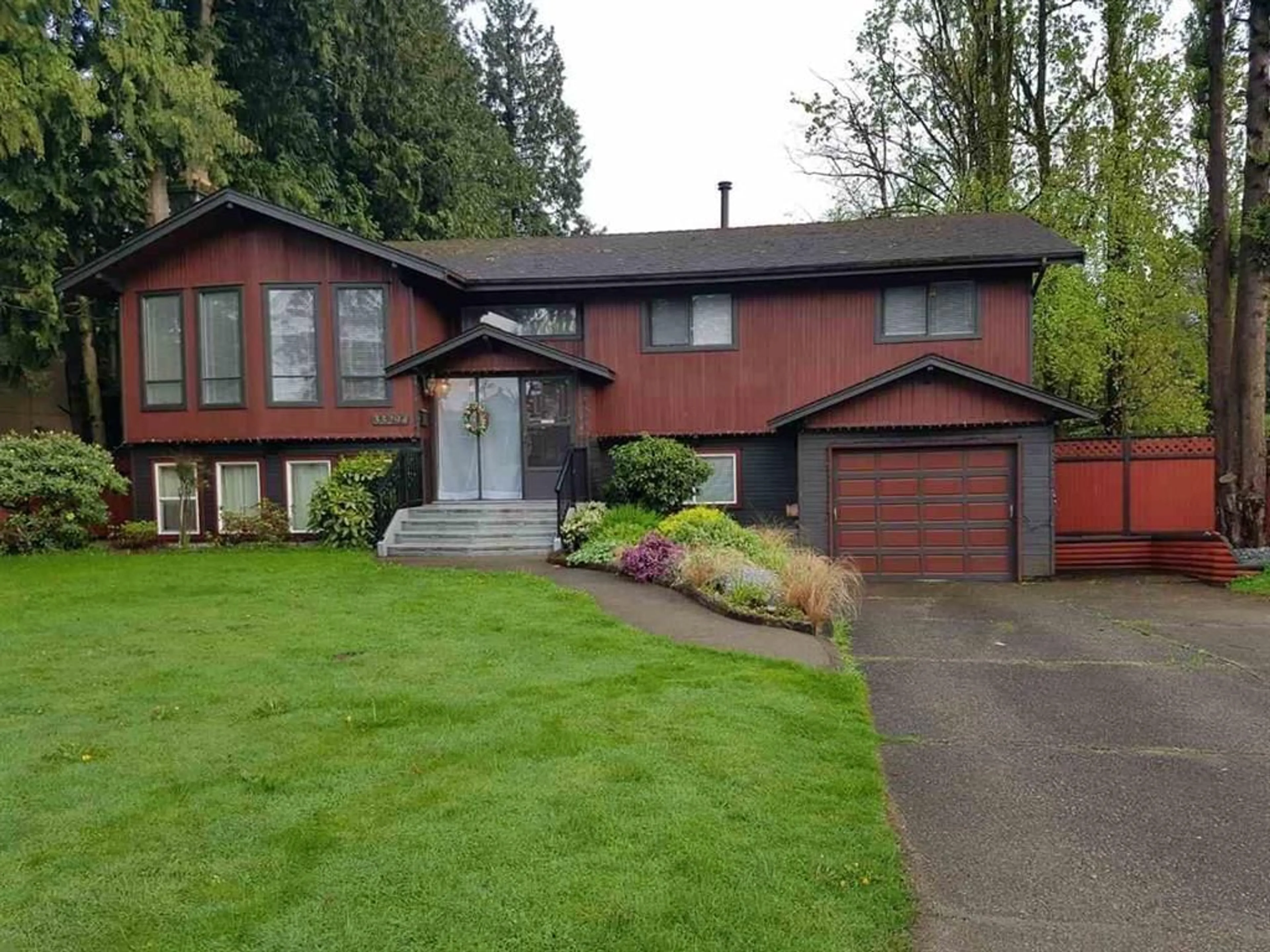 Home with vinyl exterior material, street for 33294 WESTBURY AVENUE, Abbotsford British Columbia V2S1C2
