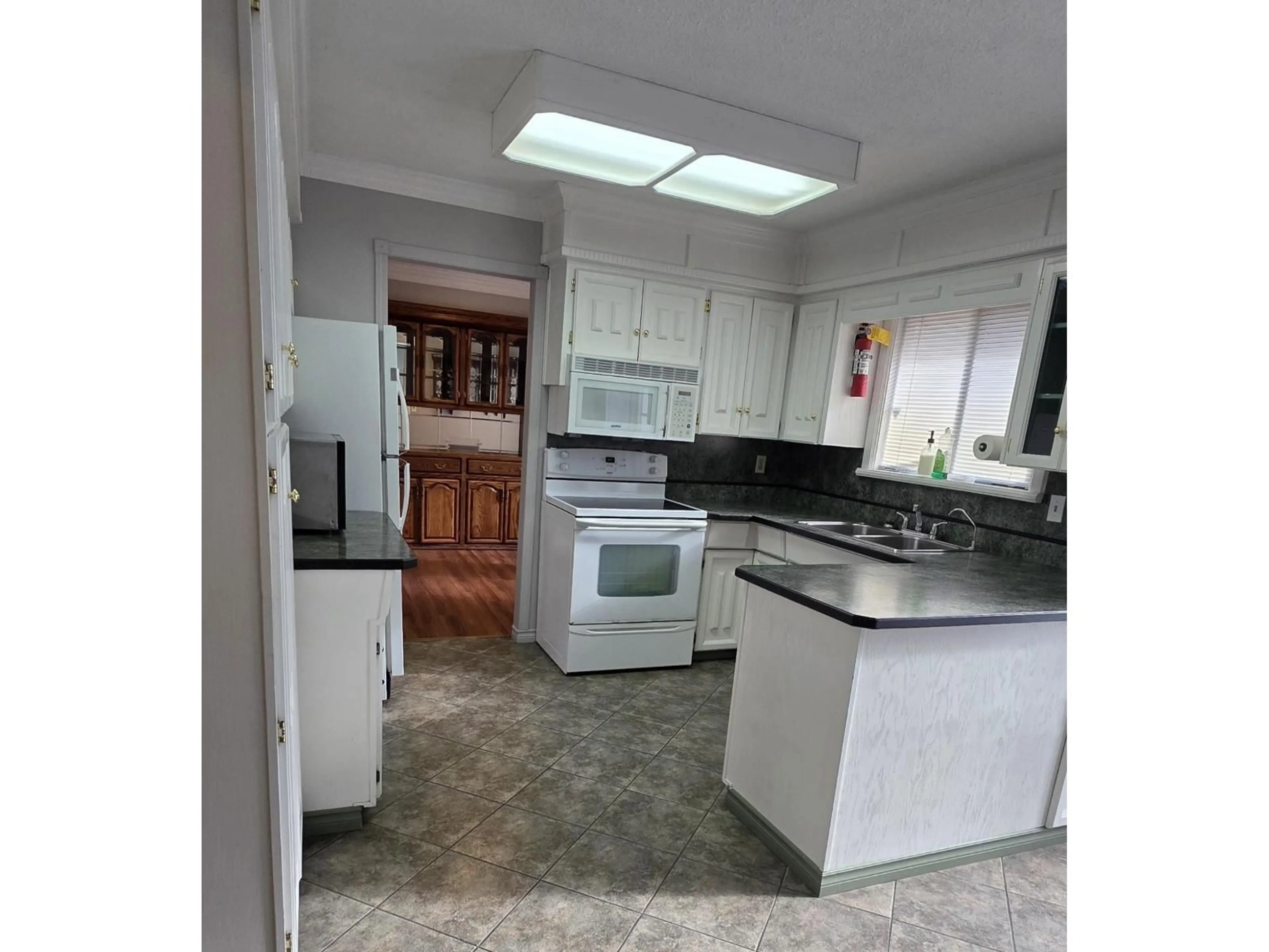 Standard kitchen, ceramic/tile floor for 33294 WESTBURY AVENUE, Abbotsford British Columbia V2S1C2