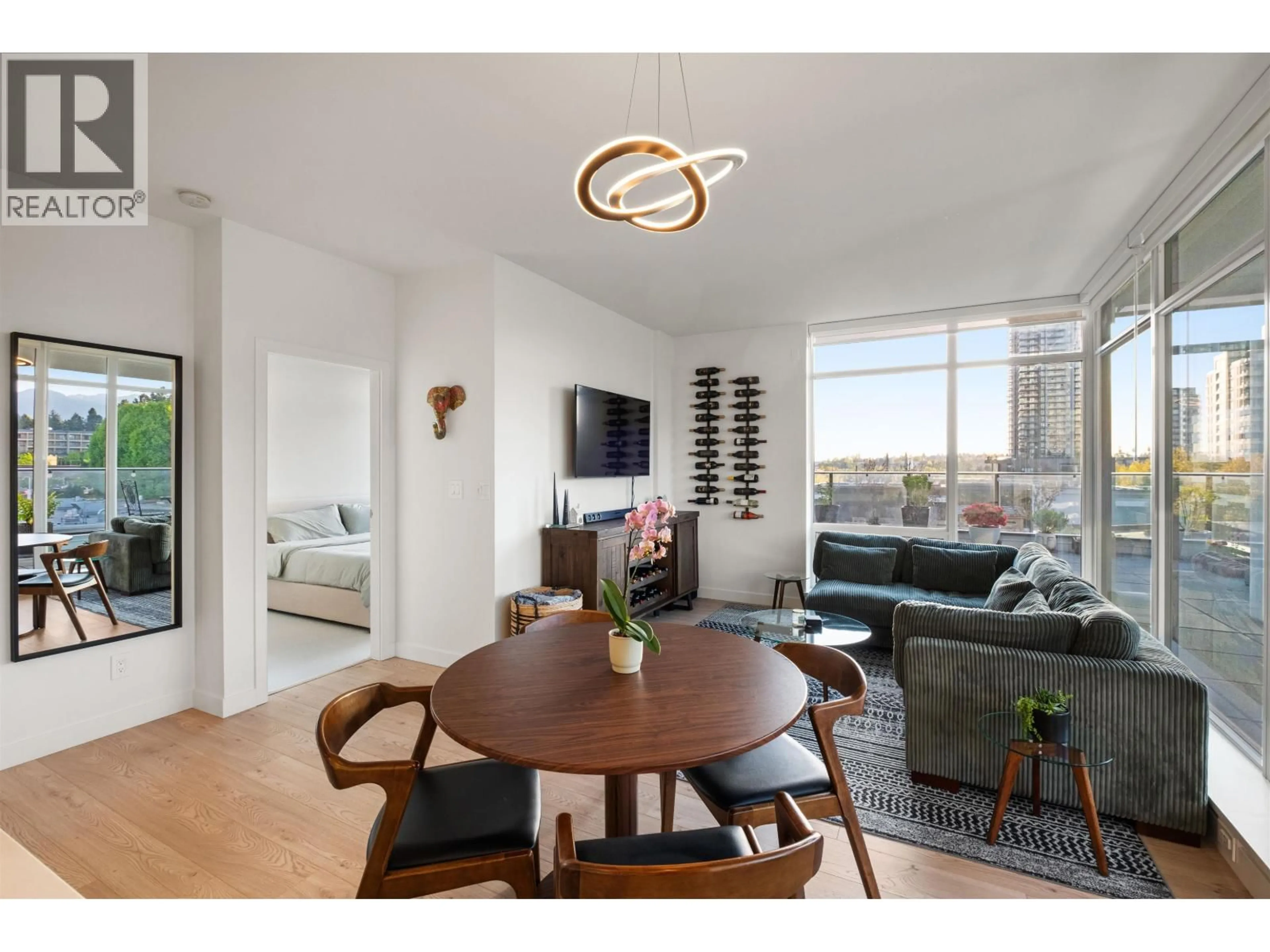 Living room with furniture, wood/laminate floor for 504 - 2181 MADISON AVENUE, Burnaby British Columbia V5C0N4